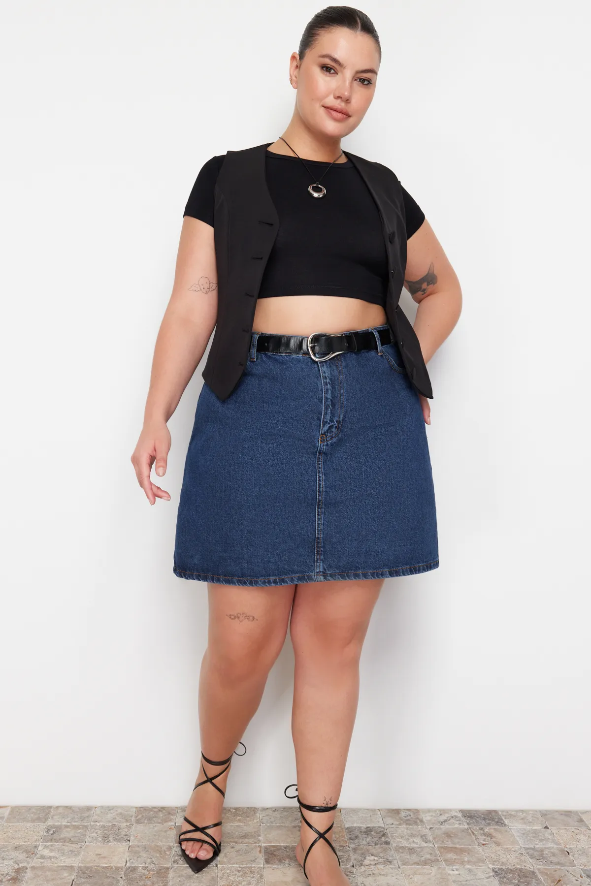Trendyol Curve  Blauer Jeansrock in A-Form mit hoher Taille TBBAW23AZ00042