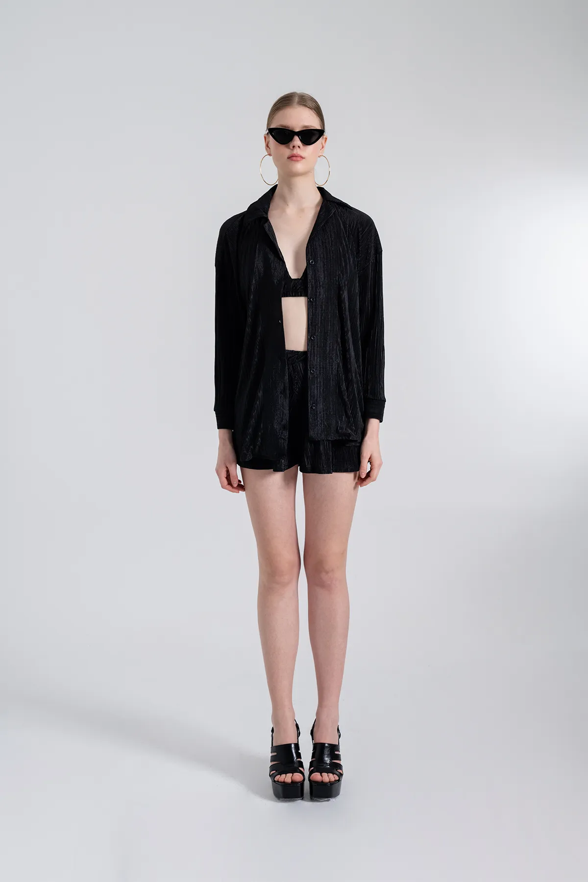 HOLLY LOLLY  Bequemes Oversize-Hemd mit Knopfverschluss in Schwarz