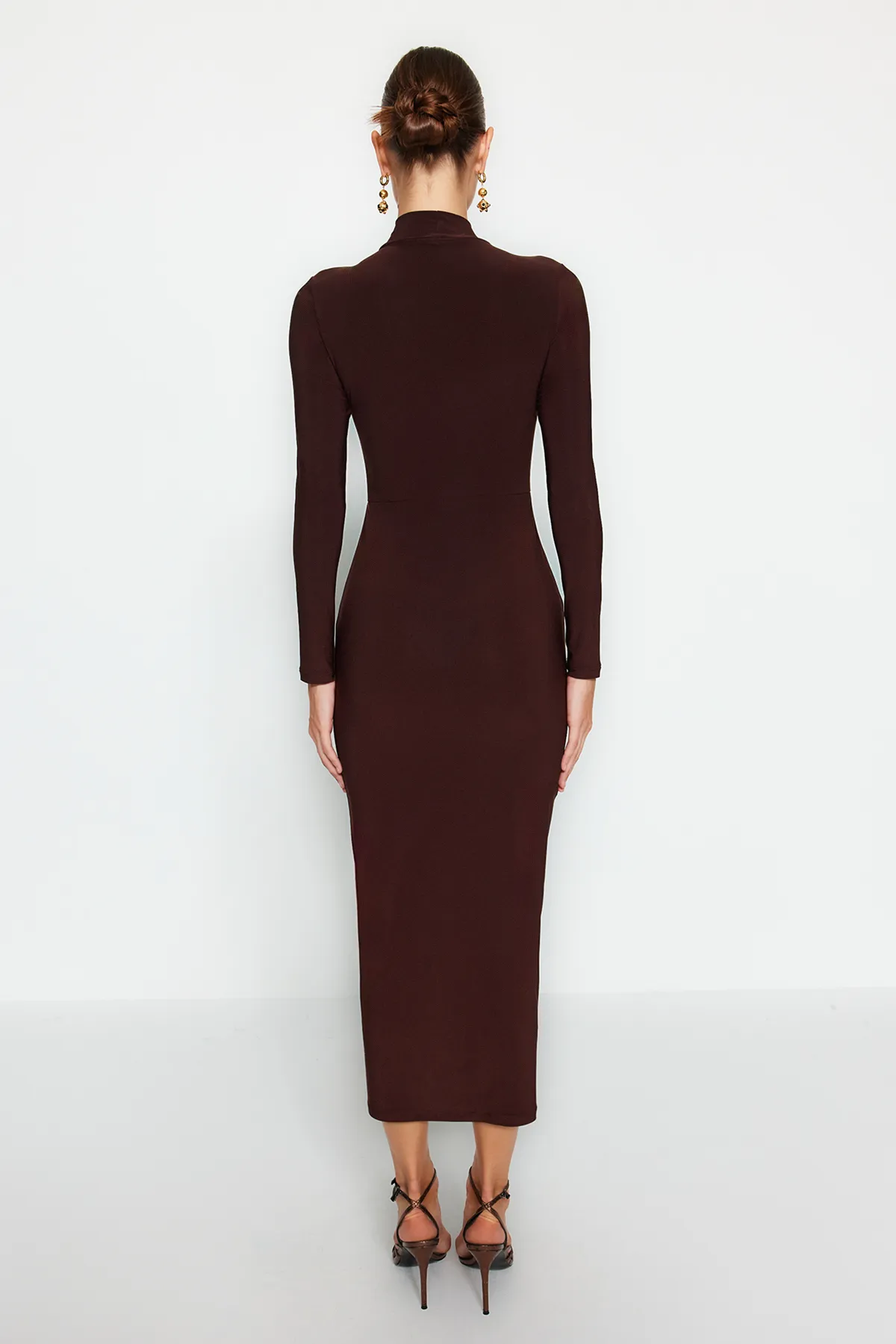 Trendyol Collection  Braunes, tailliertes/tailliertes Maxi-Bleistiftkleid aus flexiblem Strick mit Stehkragen TWOAW24EL00614