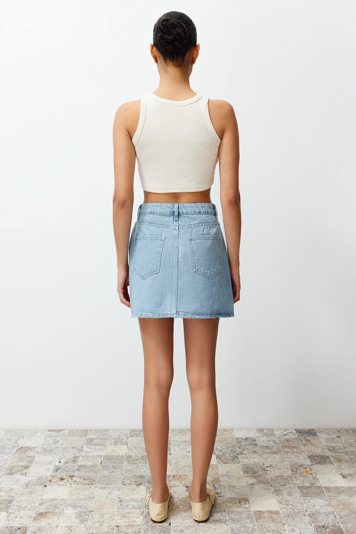 Trendyol Collection  Limited Edition Hellblauer Mini-Jeansrock mit Schlitz TWOSS23ET00347