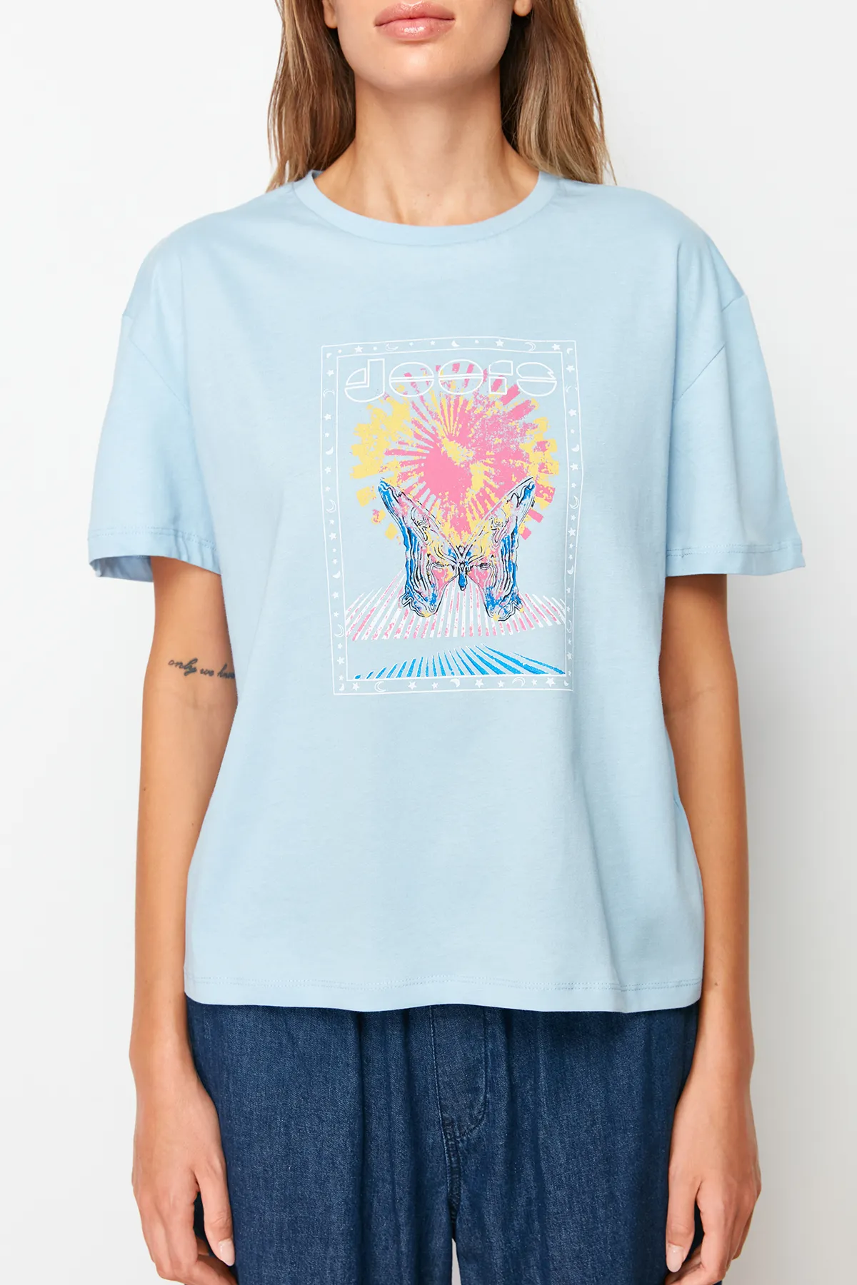 Trendyol Collection  Hellblaues, bedrucktes, lockeres/weites, entspanntes Strick-T-Shirt mit Rundhalsausschnitt aus 100 % Baumwolle TWOSS22TS1145