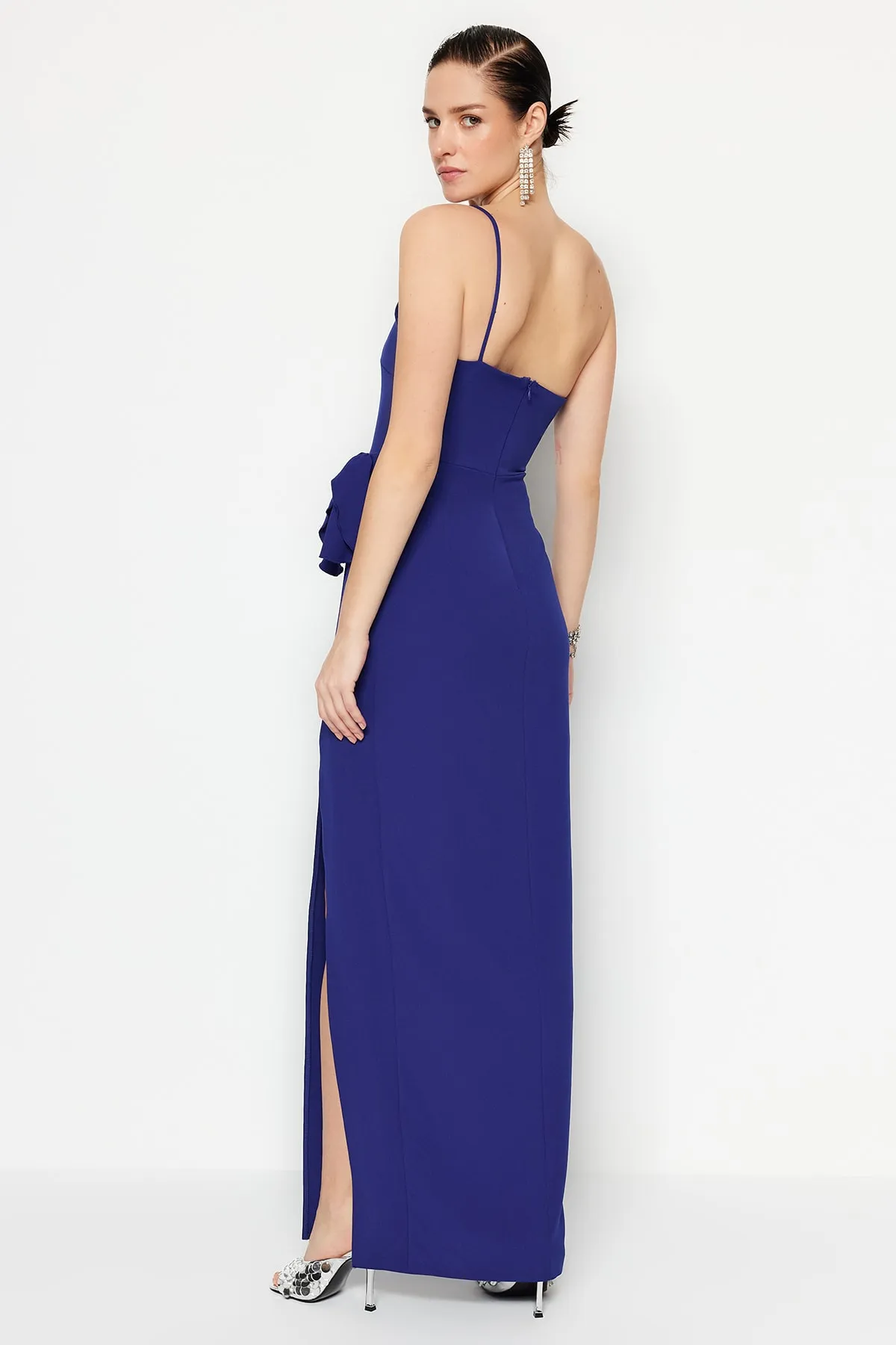 Trendyol Collection  Saks Detailliertes langes Abendkleid TPRSS20AE0274