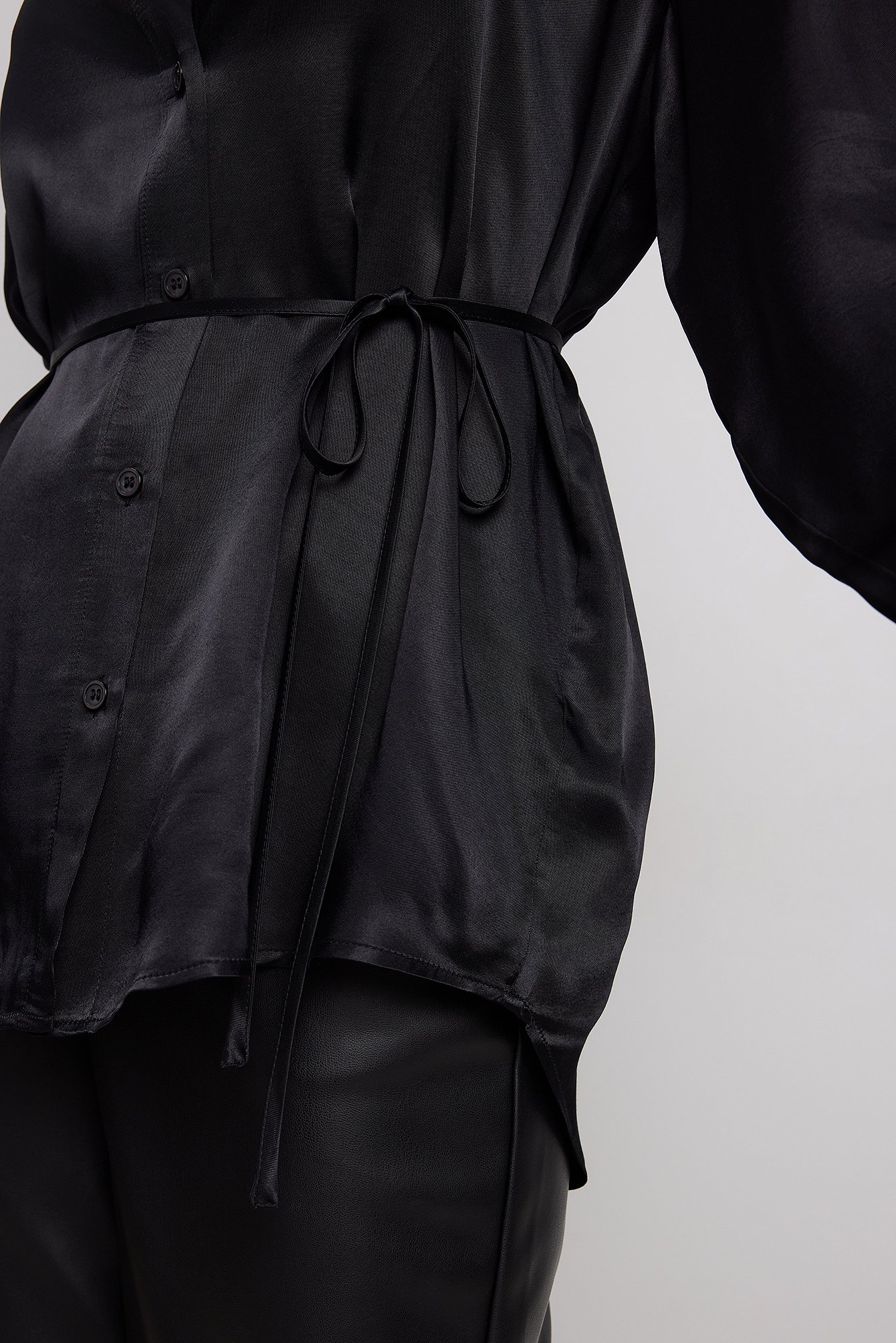 Satin-Hemdbluse mit Trägerdetails