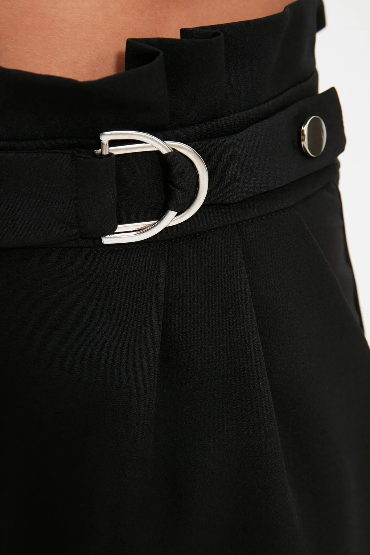 Trendyol Collection  Schwarze, karottefarbene, gewebte Hose mit Schnallendetails TWOAW20PL0466