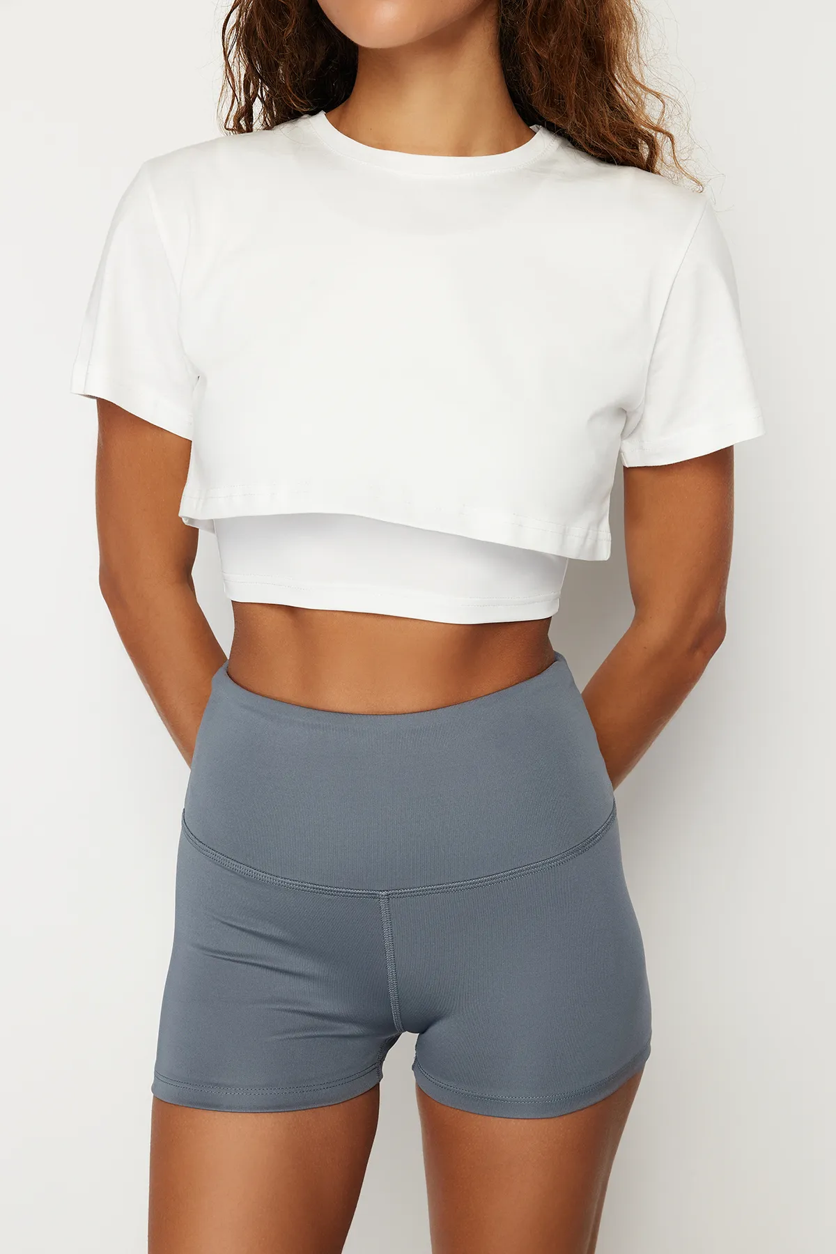 Trendyol Collection  Weißes Sport-T-Shirt mit 2-lagigem Reflektordruck und detailliertem, kurz geschnittenem Strick THMSS24TS00001