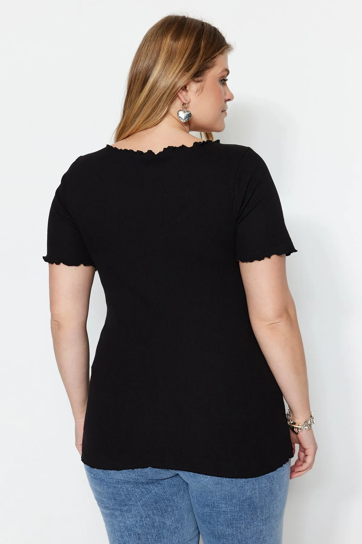 Trendyol Curve  Schwarzes, geripptes Strick-T-Shirt mit U-Ausschnitt TBBSS23BF00010