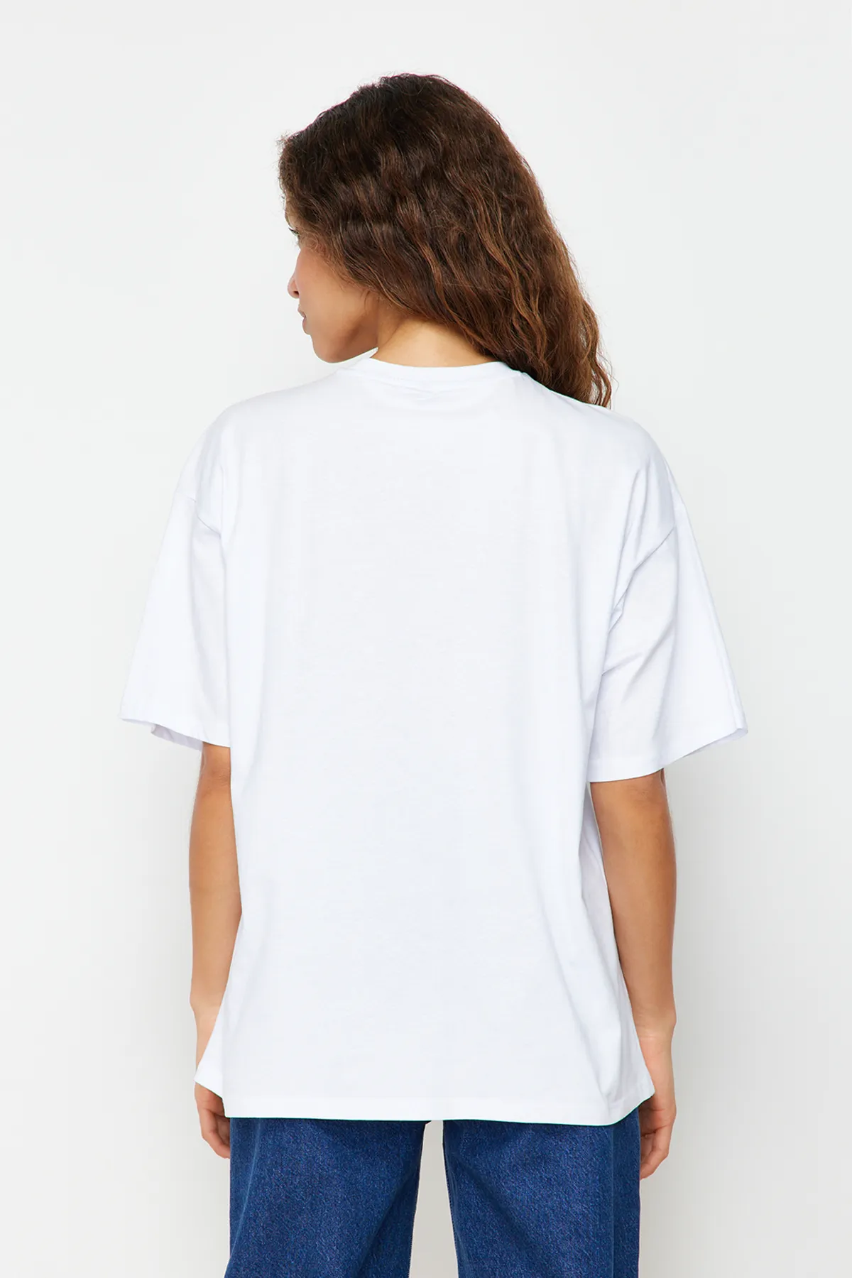 Trendyol Collection  Weißes, bedrucktes Oversize-/Weite-Fit-Strick-T-Shirt aus 100 % Baumwolle mit Rundhalsausschnitt TWOSS22TS0994