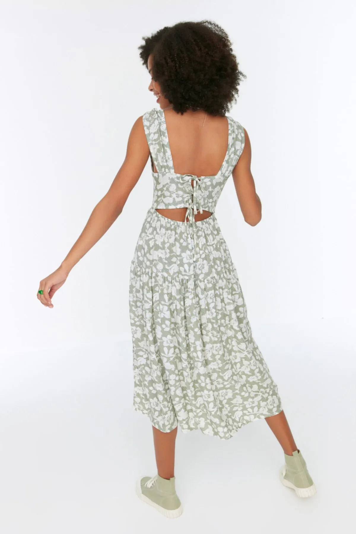 Trendyol Collection  Mintgrünes Midikleid mit gewebtem Rückendetail und Blumenmuster und Taillenöffnung TWOSS21EL0709