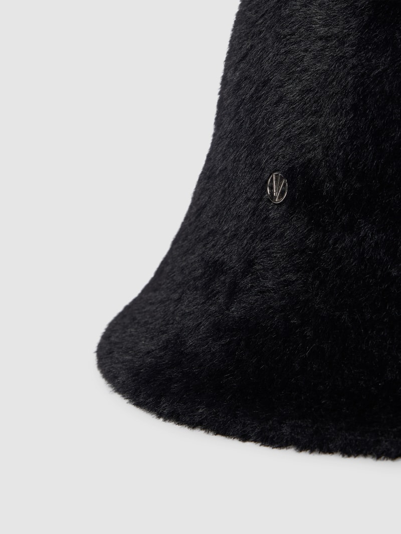 Hut aus Kunstfell mit Label-Detail in schwarz