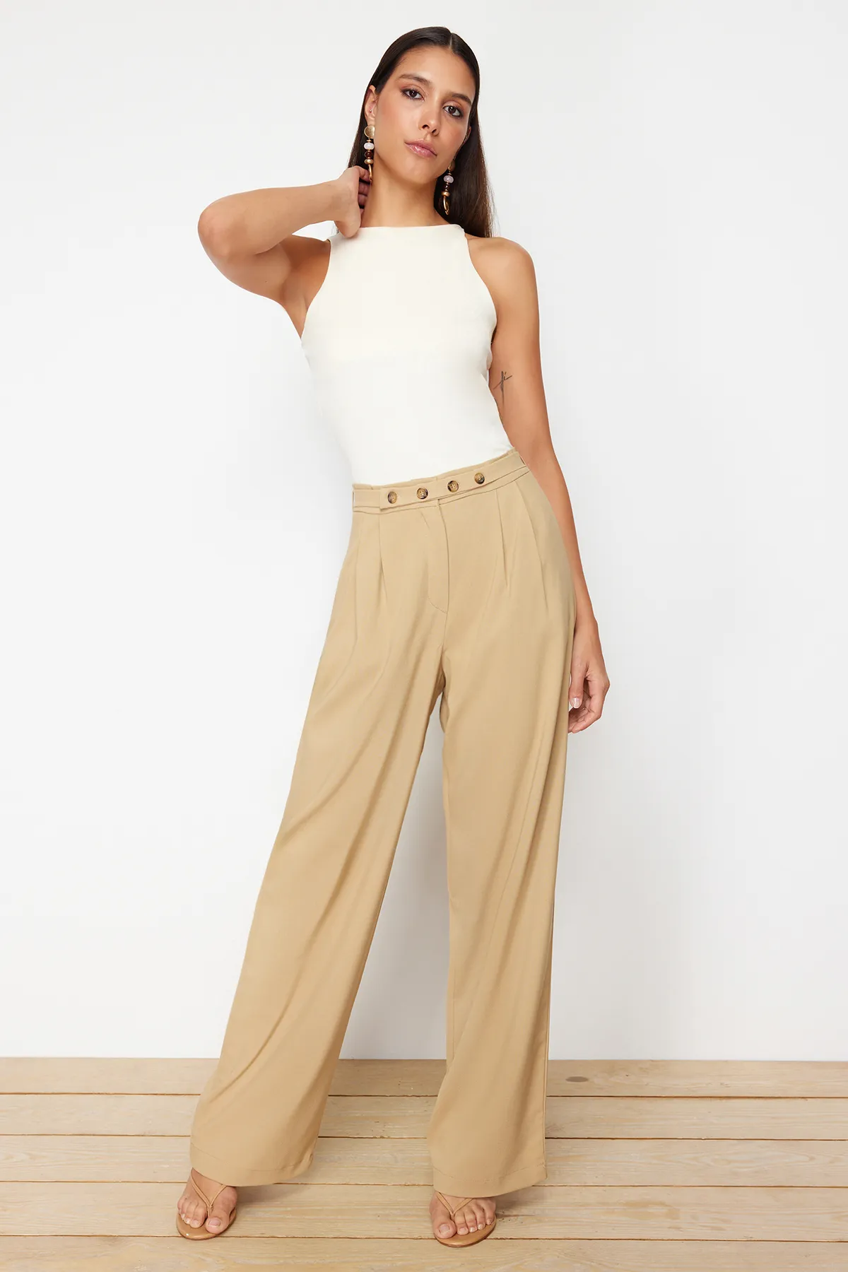 Trendyol Collection  Nerzfarbene Hose mit geradem Schnitt und Gürteldetail TWOSS24PL00023