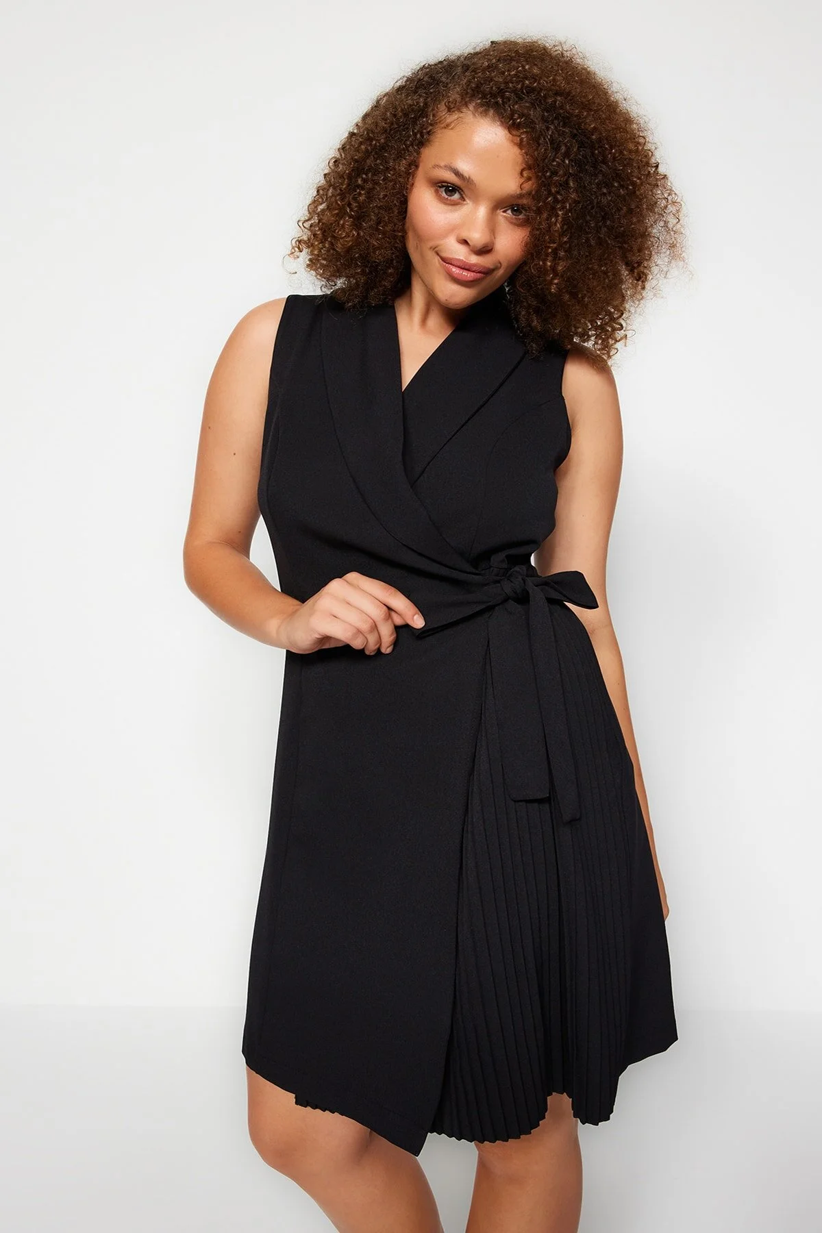 Trendyol Curve  Schwarzes gerades, zweireihiges gewebtes Kleid TBBSS23AH00254
