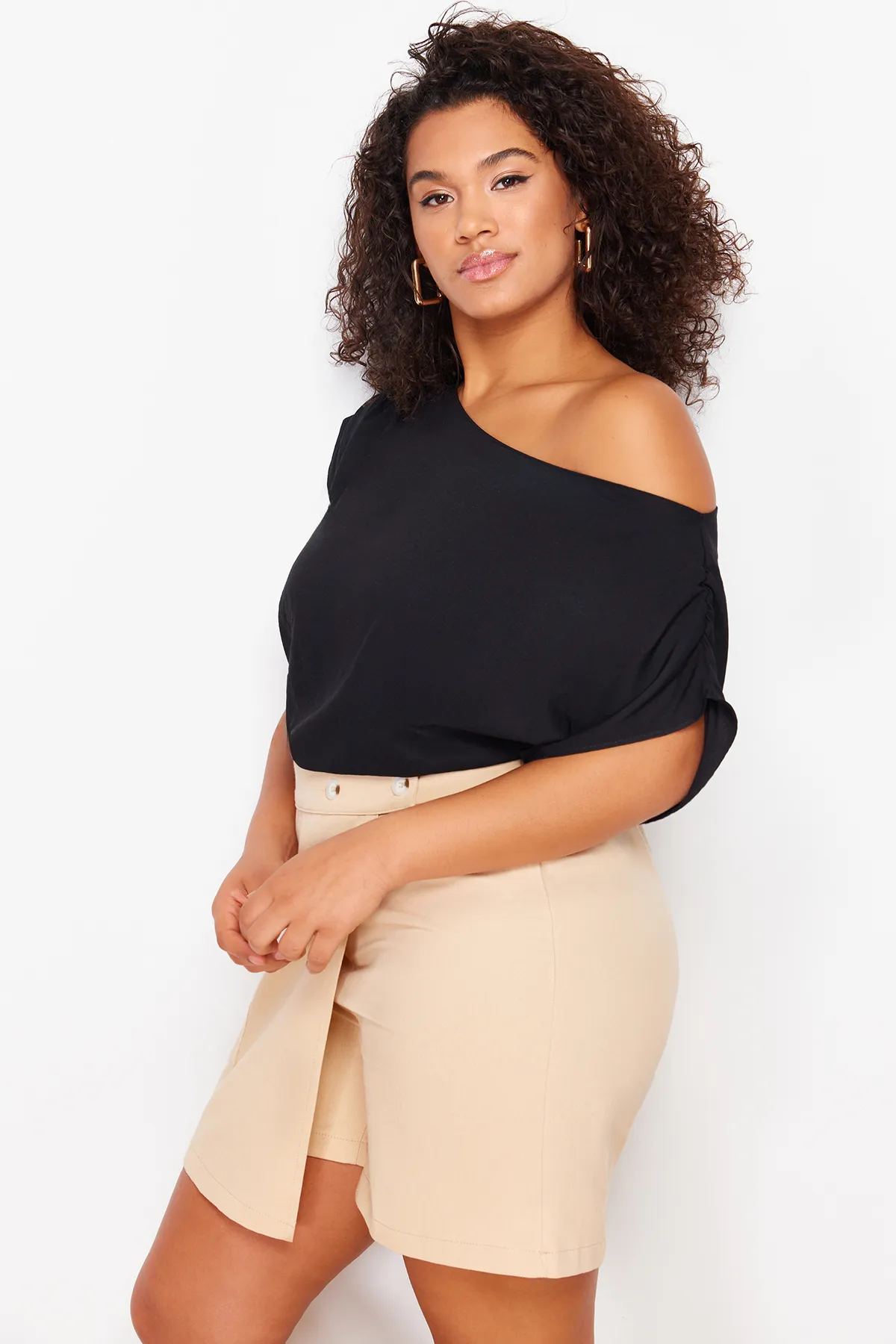 Trendyol Curve  Schwarze gewebte Bluse mit U-Boot-Ausschnitt TBBSS24AF00038