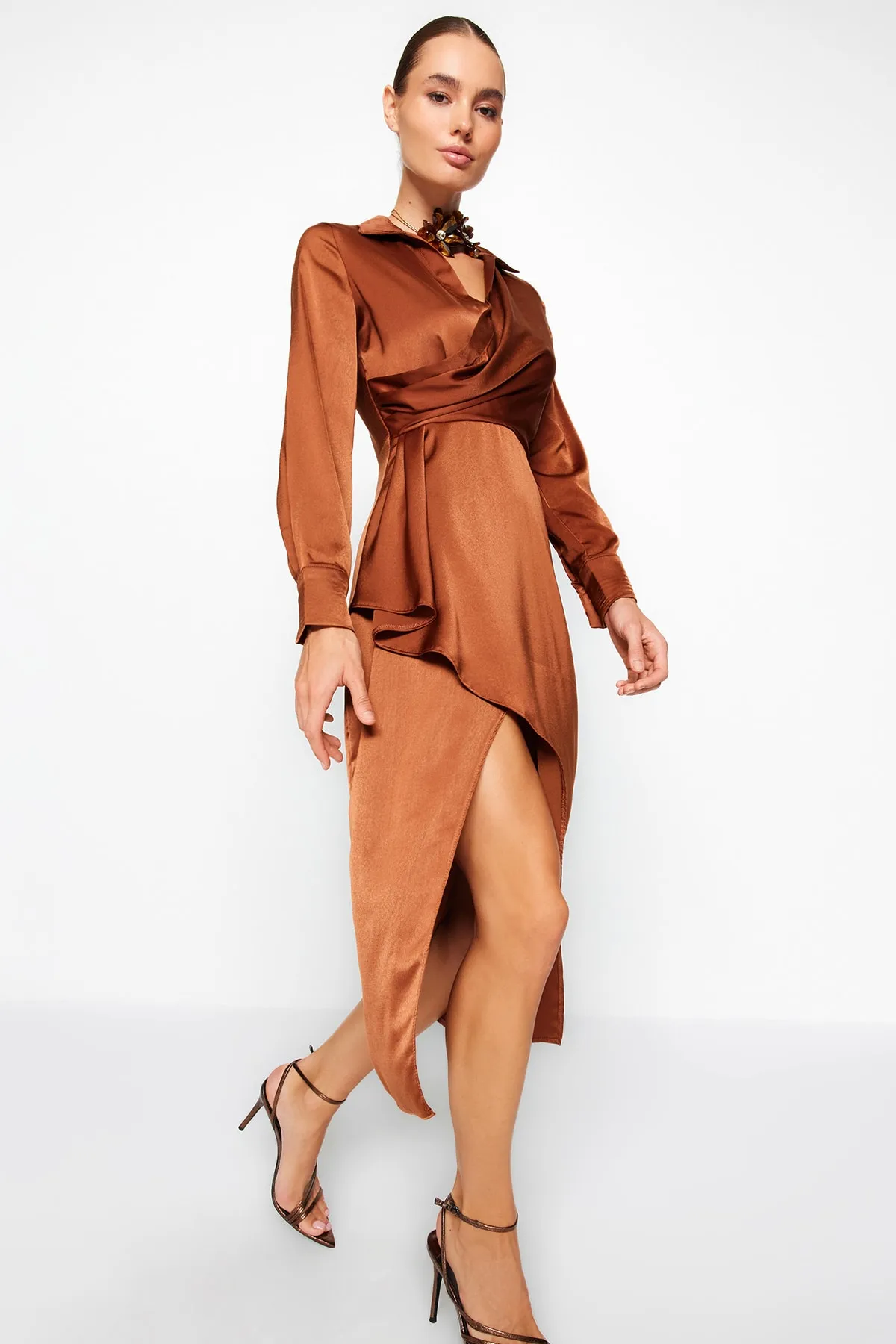 Trendyol Collection  Elegantes Abendkleid aus braunem, gewebtem Satin in Wickeloptik TPRAW24EL00111