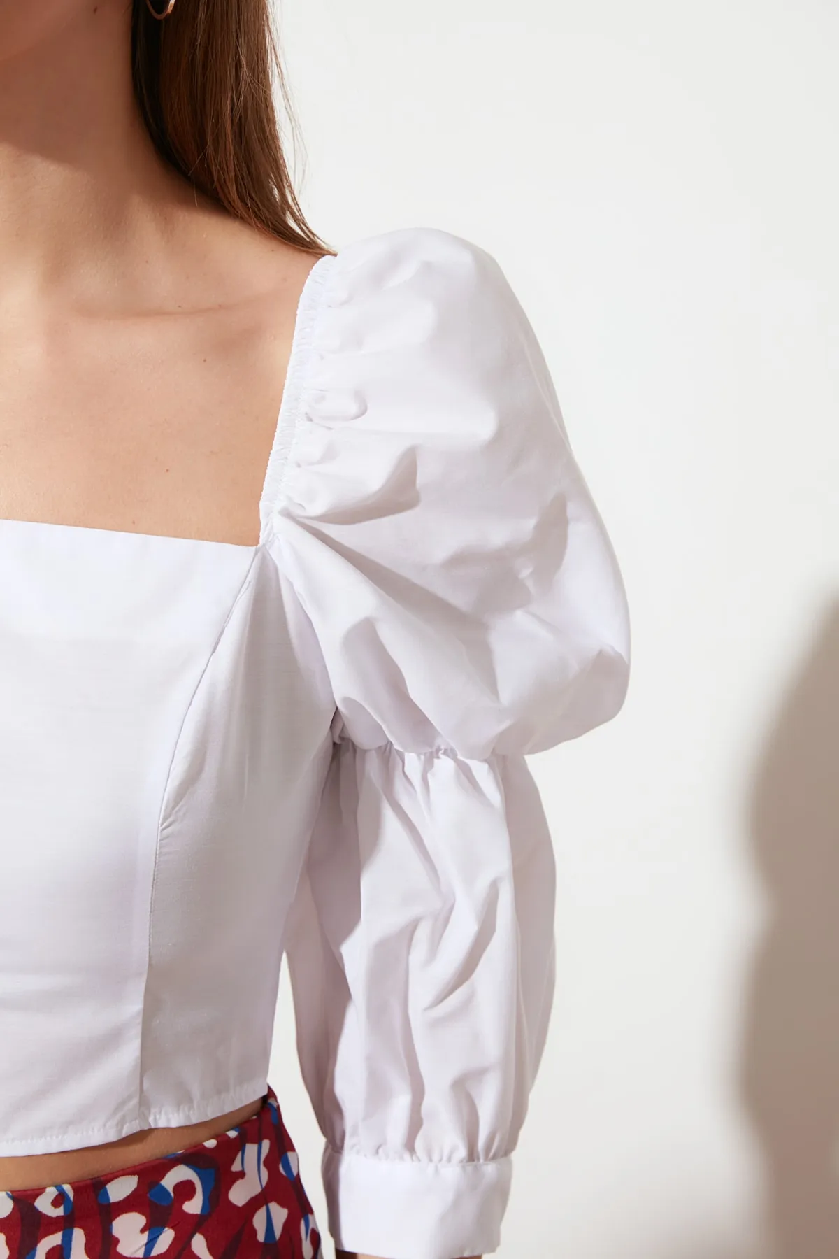 Trendyol Collection  Weiße, kurze, gewebte Bluse mit Ballonärmeln und quadratischem Ausschnitt TWOSS19XB0036