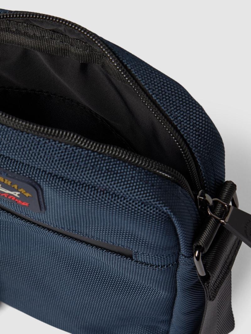 Umhängetasche mit Label-Patch in marineblau