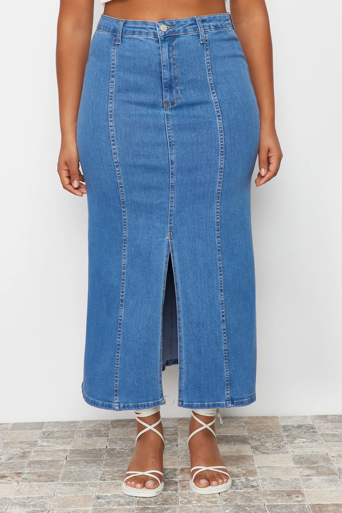 Trendyol Curve  Blauer Midi-Jeansrock mit Schlitz vorne und detailliertem Detail TBBSS24AZ00011