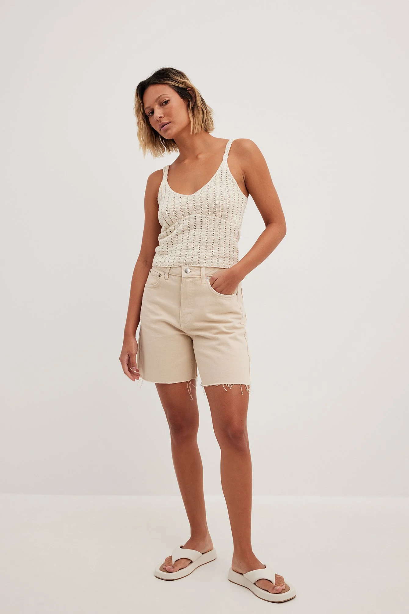 Hochtaillierte Denim-Shorts mit rohem Saum