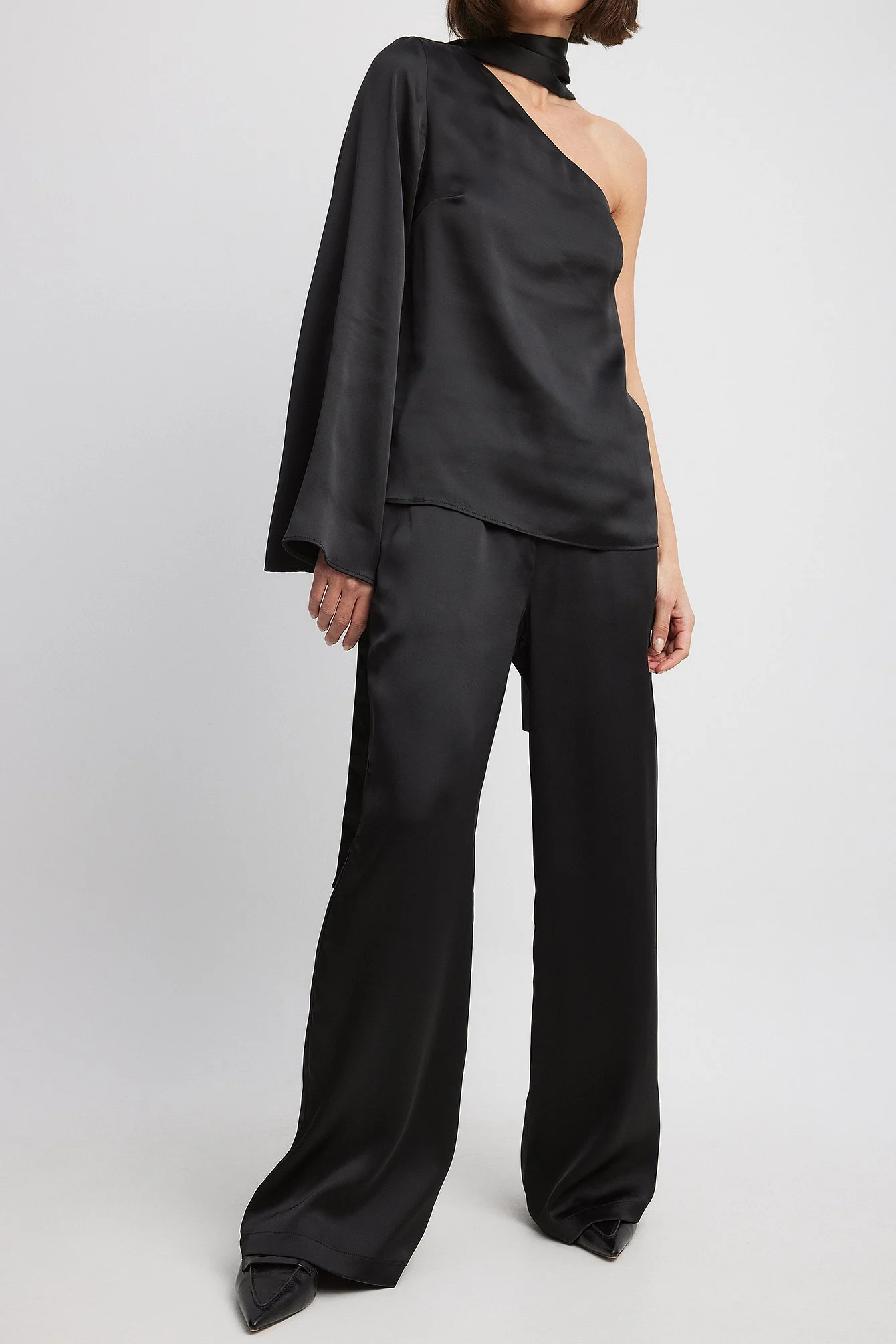 Fließende Hose aus Satin mit mittlerer Taille