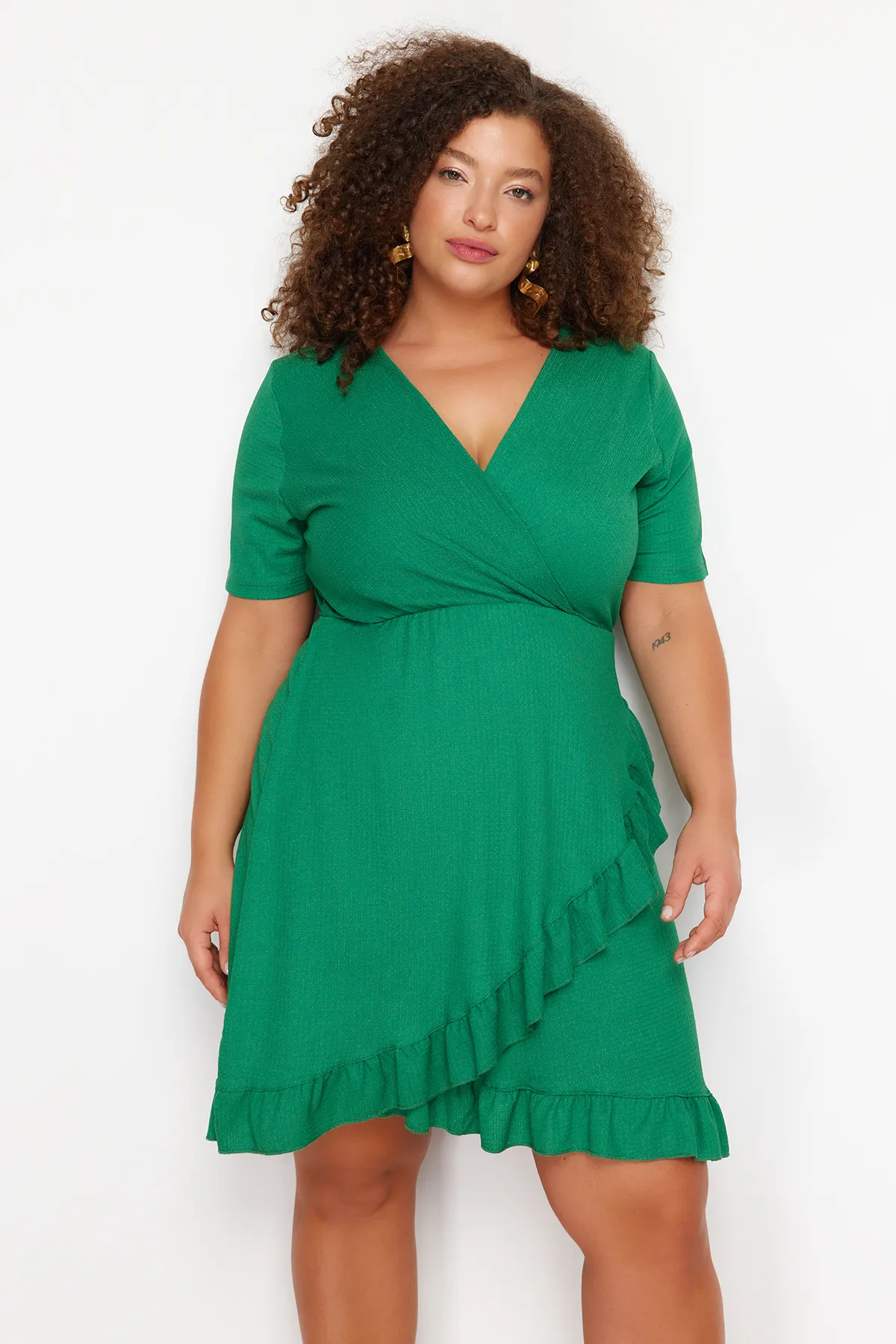 Trendyol Curve  Grünes, zweireihiges, gerüschtes Strickkleid. Zweireihiges, gerüschtes Mini-Strickkleid. TBSSS24AH00037