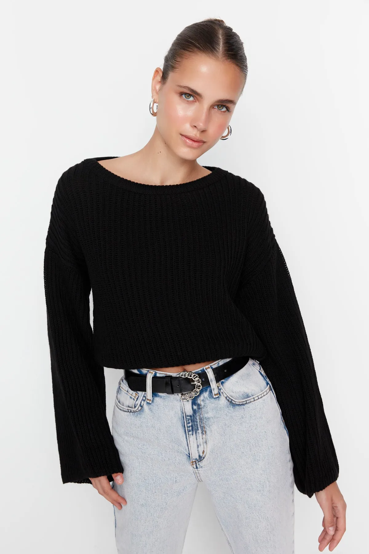 Trendyol Collection  Schwarzer Strickpullover mit kurzem Schnitt und spanischen Ärmeln