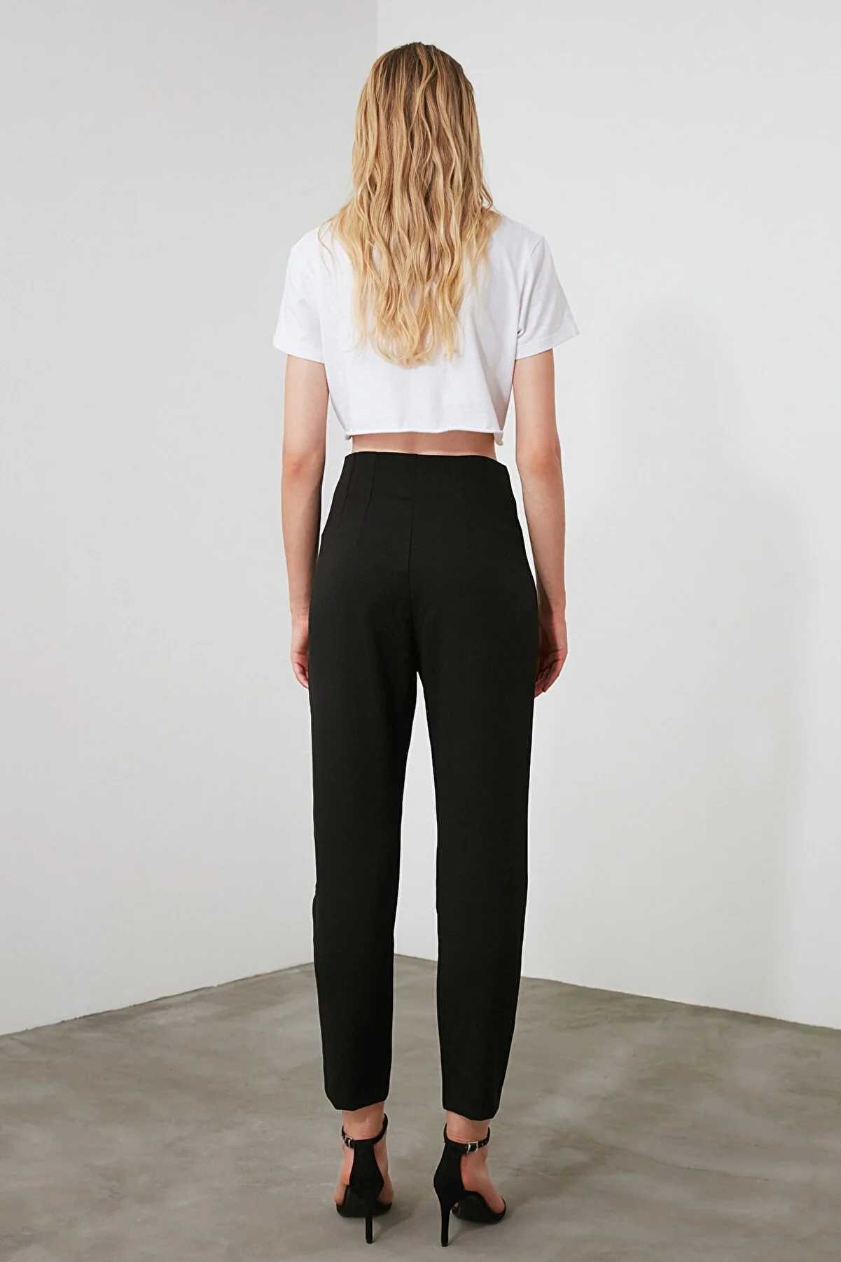 Trendyol Collection  Schwarze knöchellange gewebte Hose mit Zigarettenmuster und Abnähern, hoher Taille TWOSS20PL0515