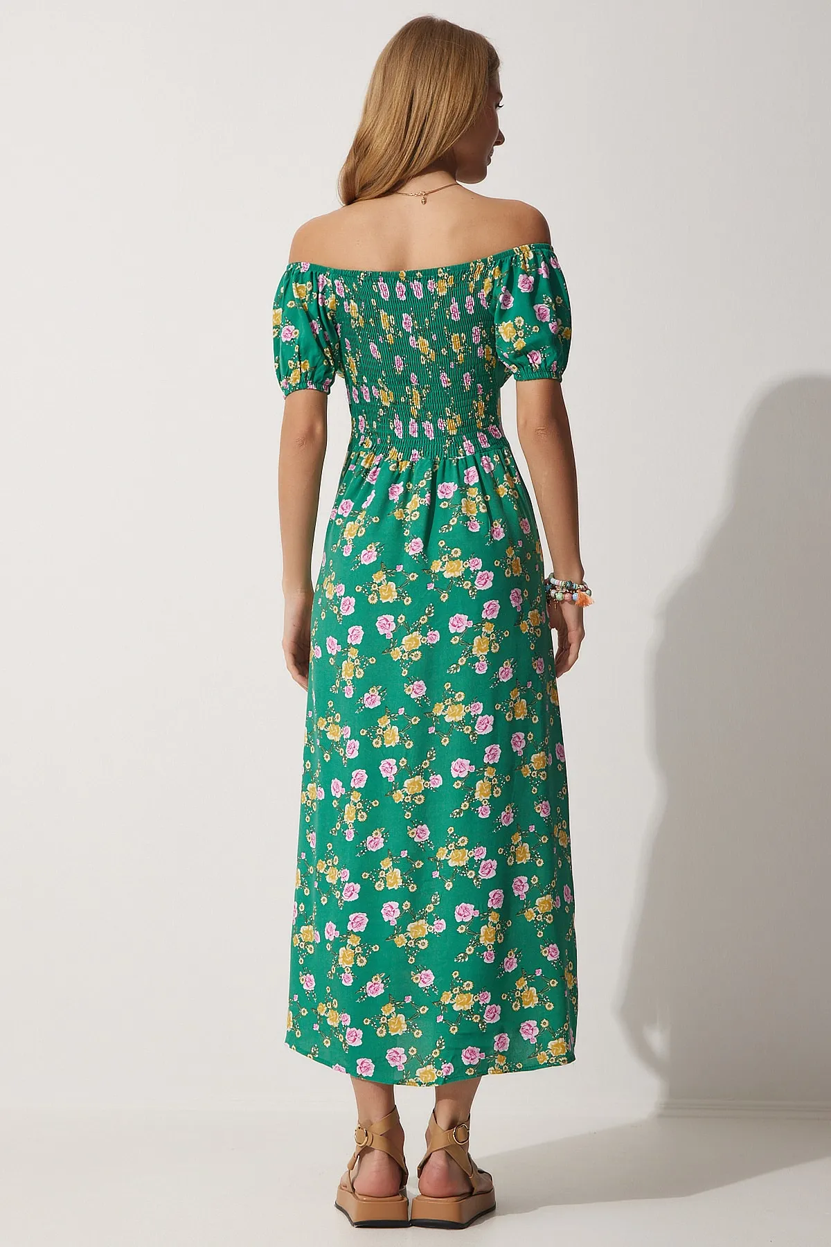 Happiness İstanbul  Grünes, florales, gerafftes, langes Viskose-Sommerkleid für Damen DK00143
