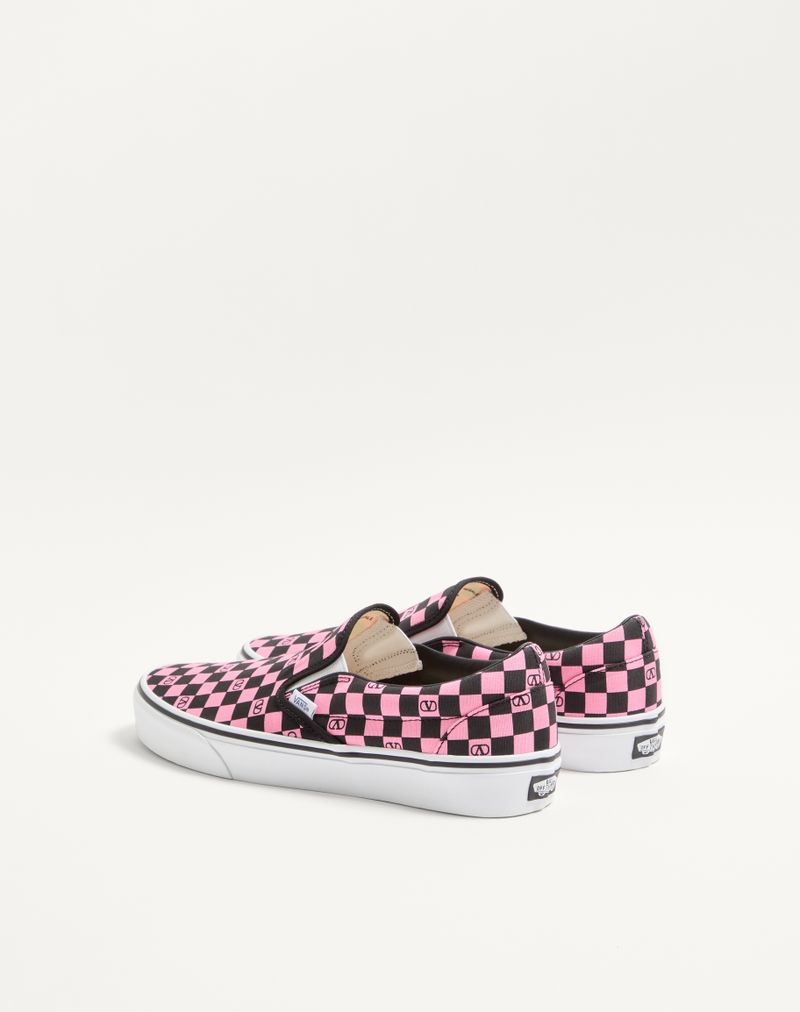 Tênis slip-on Valentino Garavani e Vans em tecido com estampa xadrez do logo V.