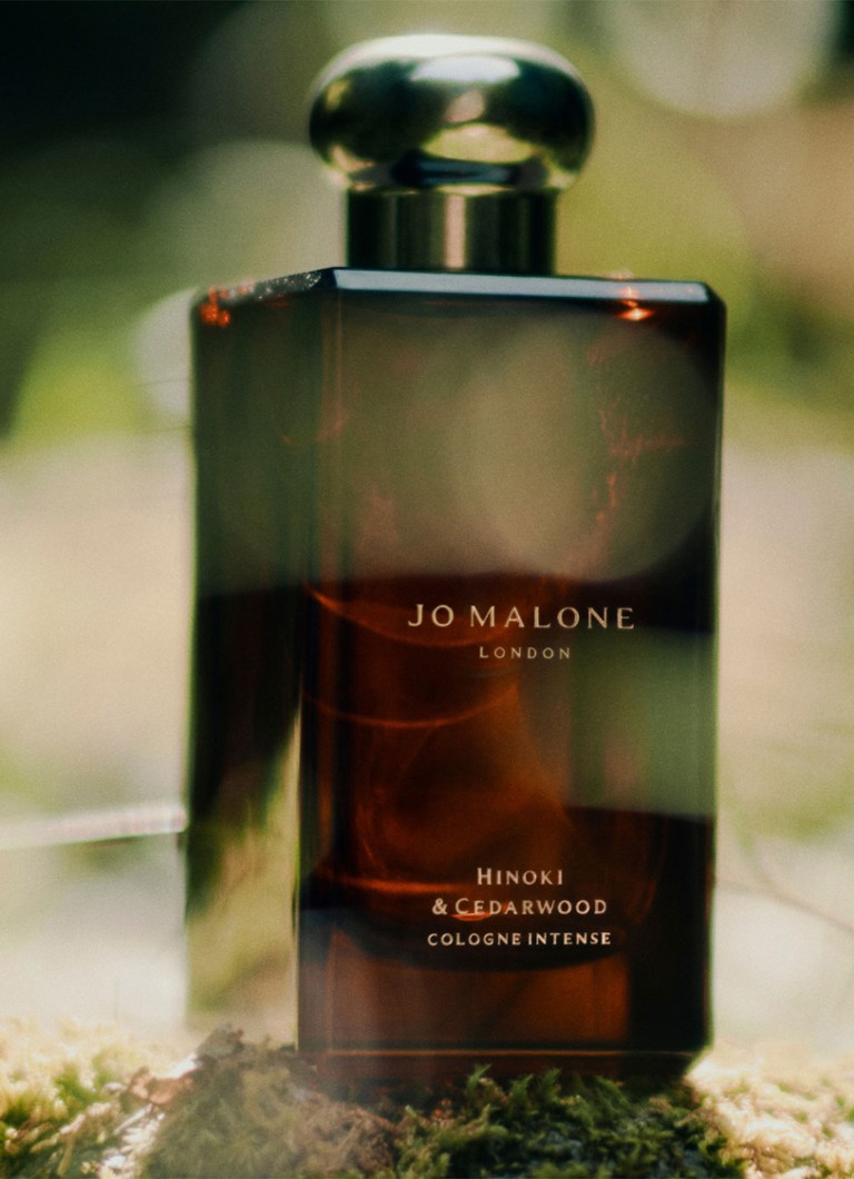 Colonia intensă de la Jo Malone London cu hinoki și cedru.