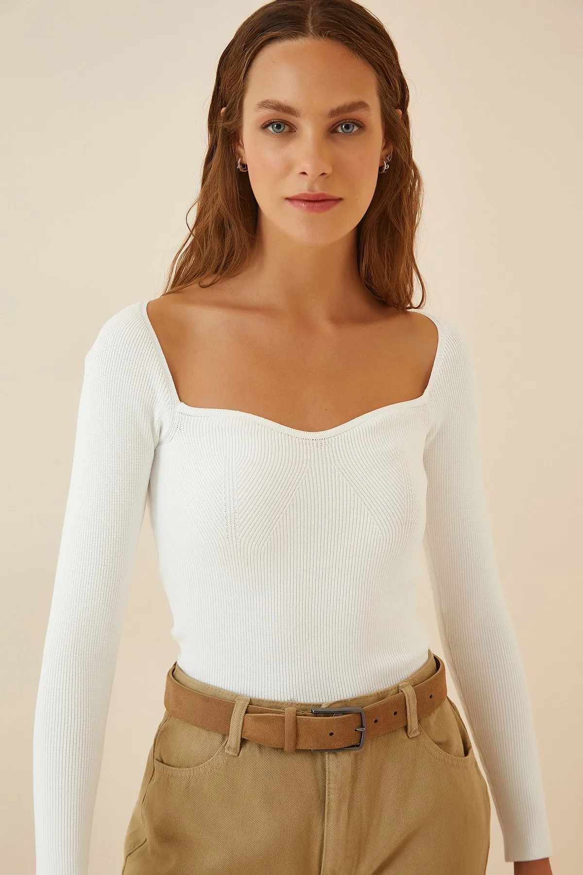 Happiness İstanbul  Weißer Rippstrickpullover mit Herzkragen für Damen US00738