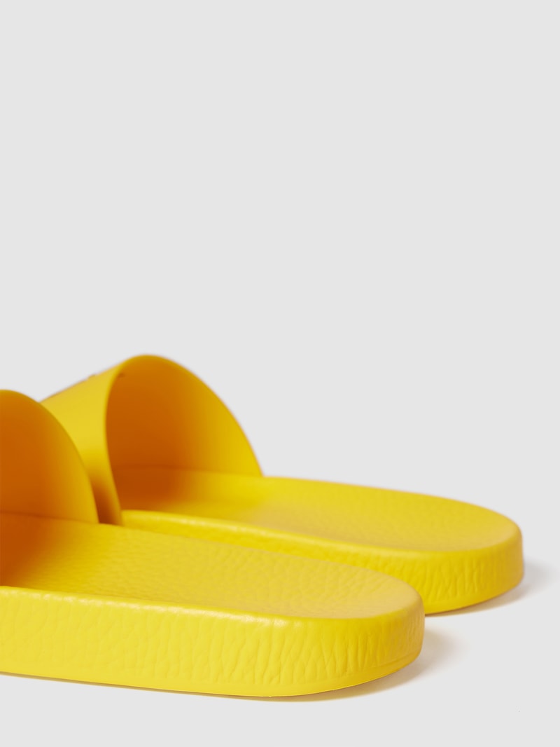 Slides mit Label-Prägung in hellgelb