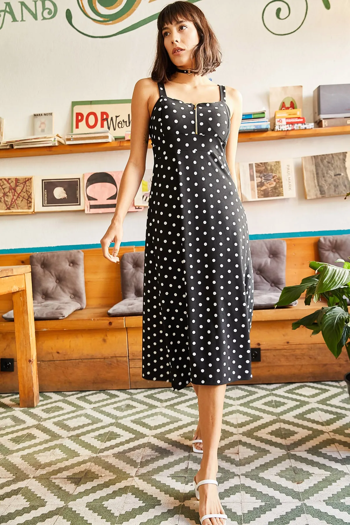Olalook  Schwarzes Damenkleid mit gepunktetem Reißverschluss und großem Palmenmuster ELB-19000615