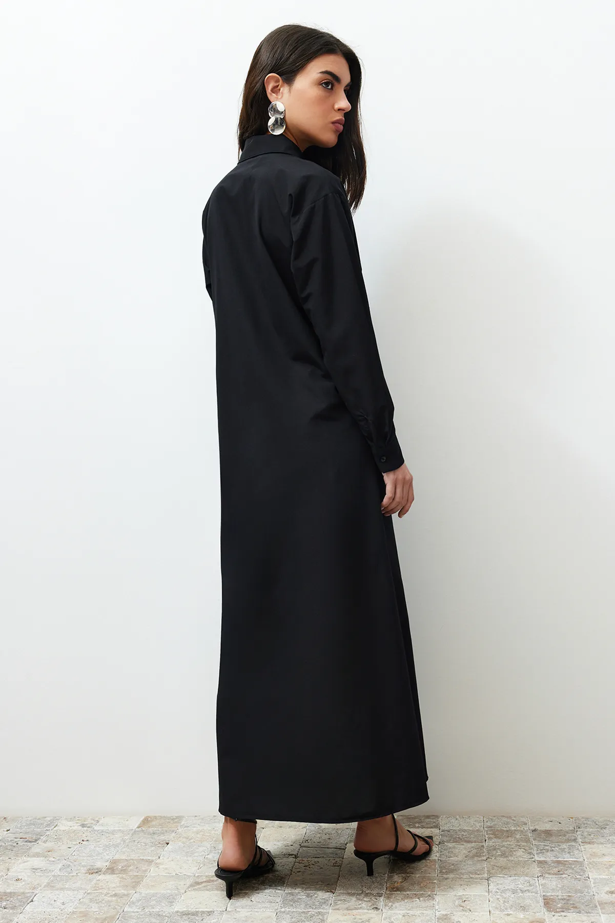 Trendyol Modest  Schwarzes gewebtes Hemdkleid mit Accessoire-Detail an der Taille TCTSS24EB00142