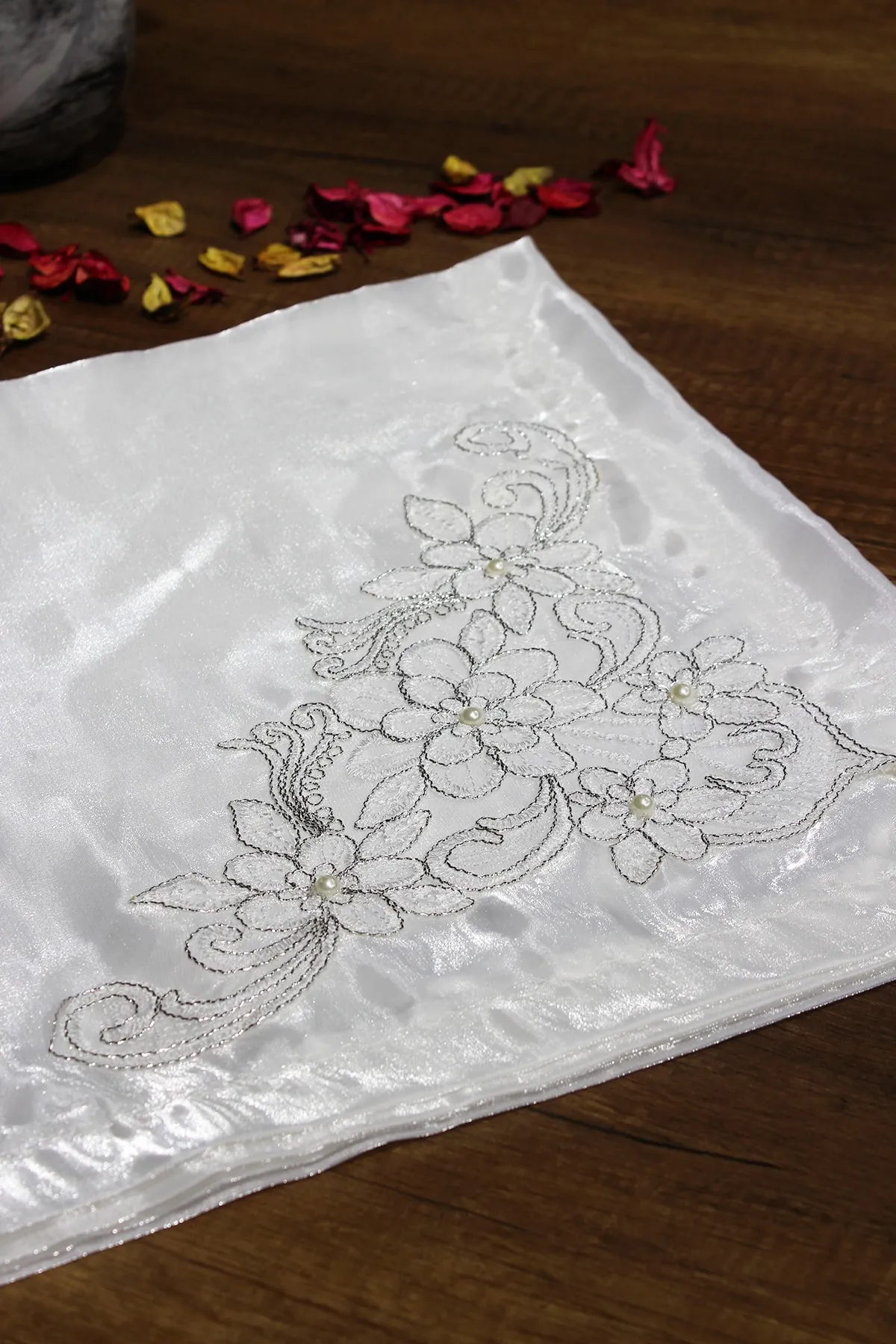 Çeyiz Diyarı  Elegantes Satin-Bündel in Creme-Silber