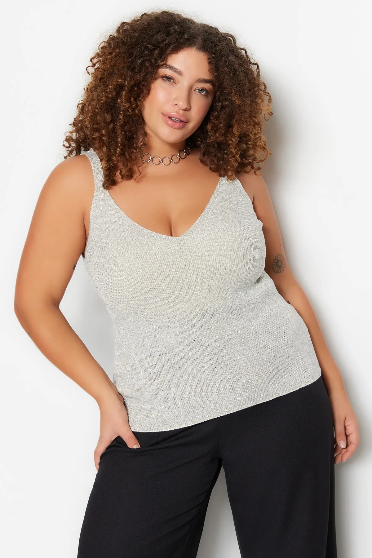 Trendyol Curve  Graue Glitzerbluse aus feinem Strick mit Trägern TBSSS23AF00006
