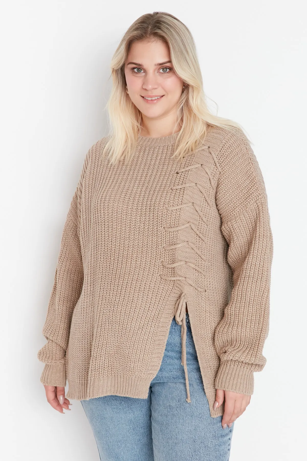 Trendyol Curve  Beigefarbener Strickpullover mit Kreuzspitze und detailliertem Detail