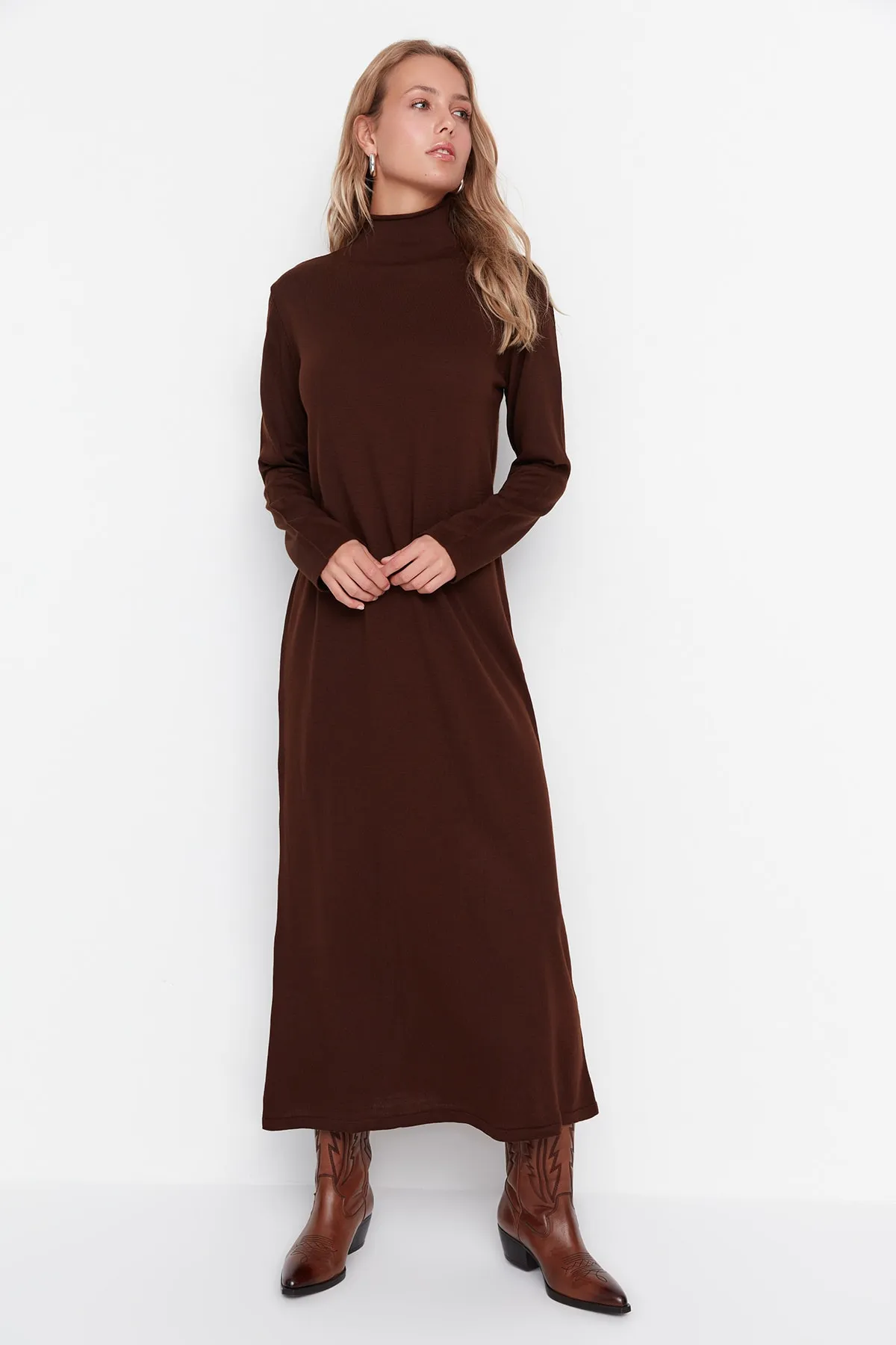 Trendyol Modest  Braunes Rollkragen-Strickkleid TCTAW23EB00001