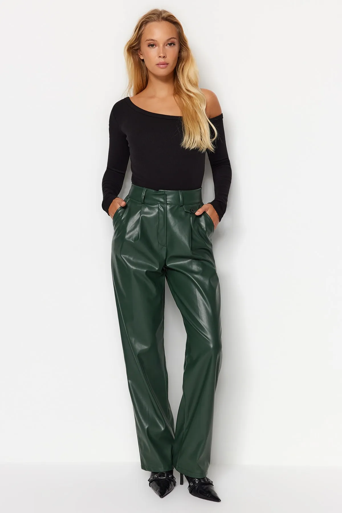 Trendyol Collection  Dunkelgrüne, gerade geschnittene Webhose aus Kunstleder TWOAW24PL00053