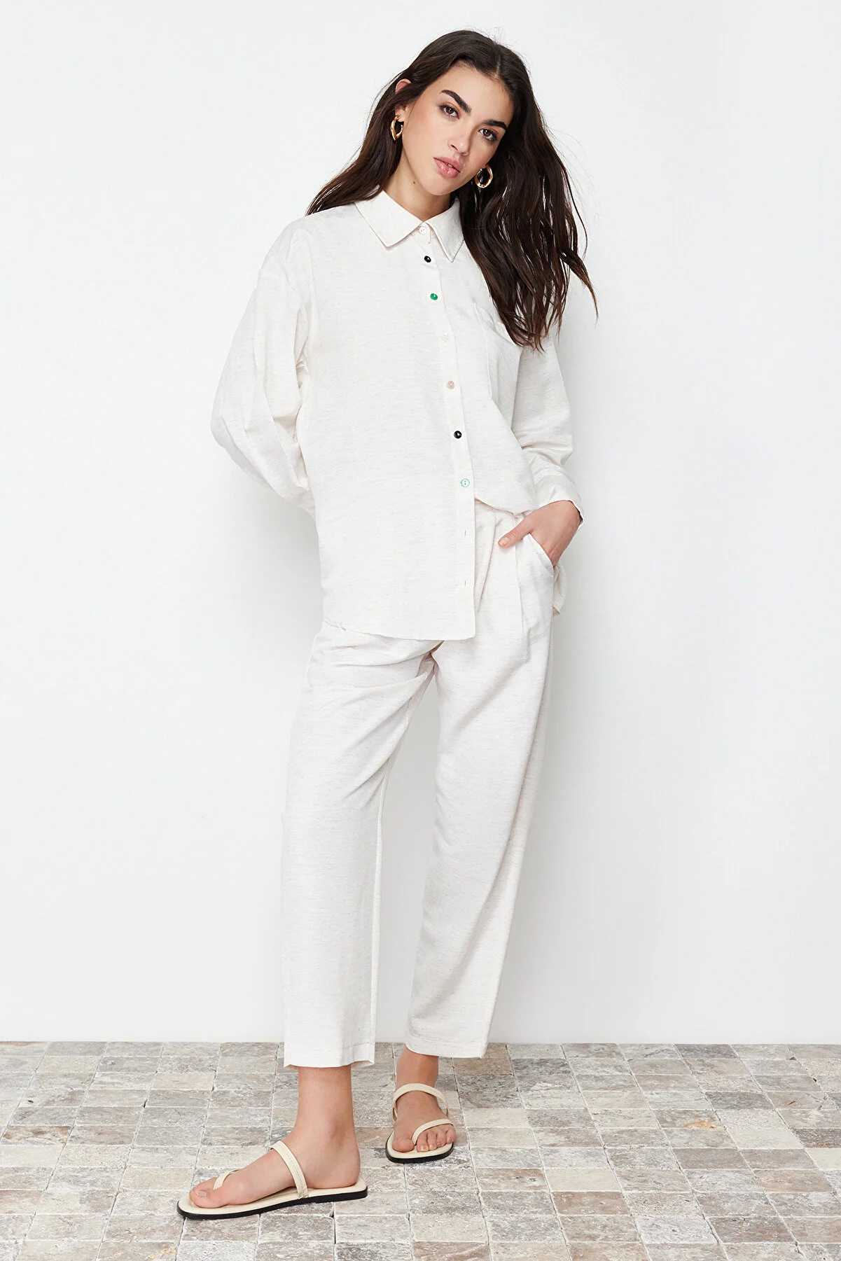 Trendyol Modest  Beigefarbenes Hemd-Hose-Set in Leinenoptik mit gewebtem Unterteil und Oberteil TCTSS24US00022
