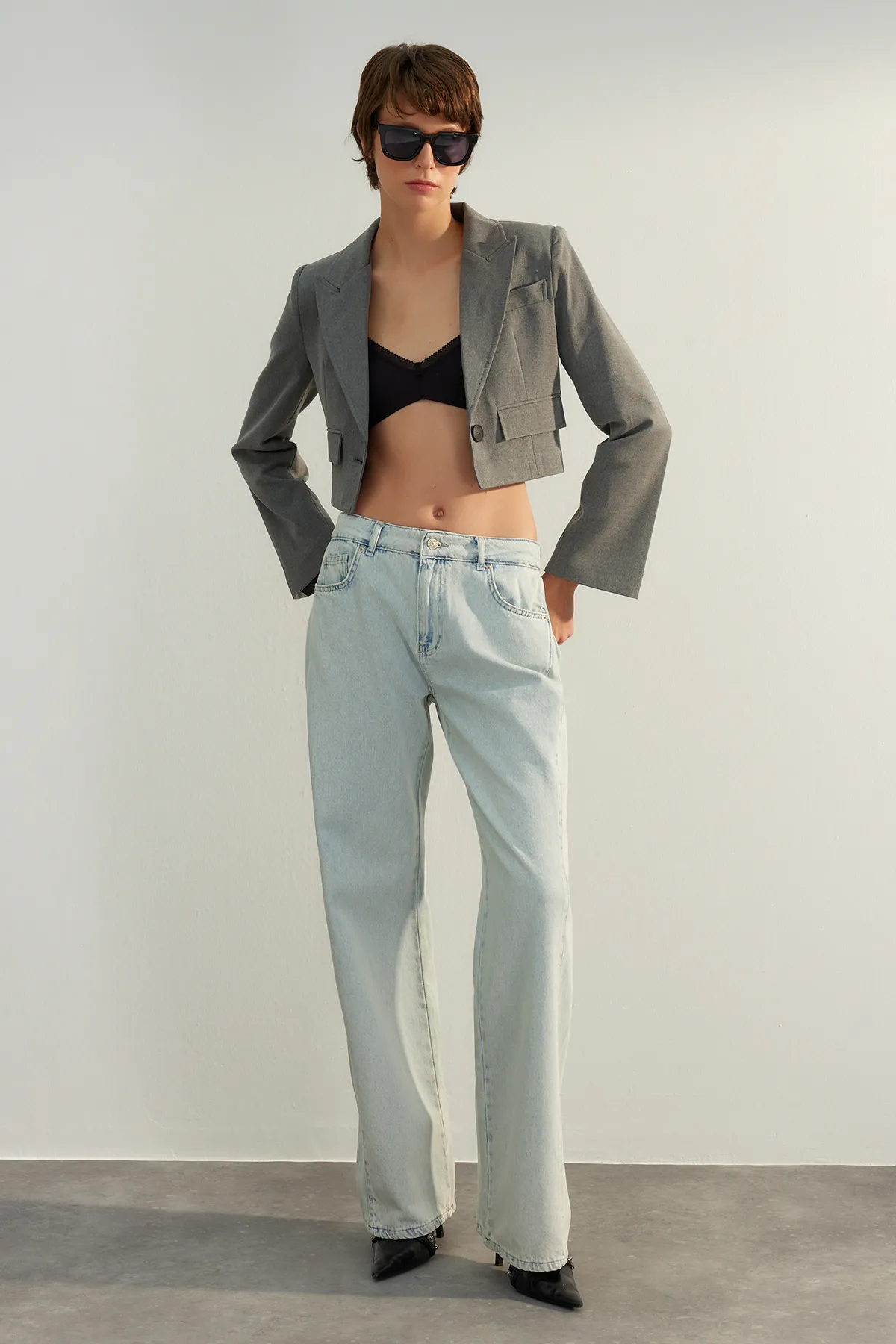 Trendyol Collection  Hellblaue Jeans mit hoher Taille und extra weitem Bein und Ziernähten TWOAW24JE00260