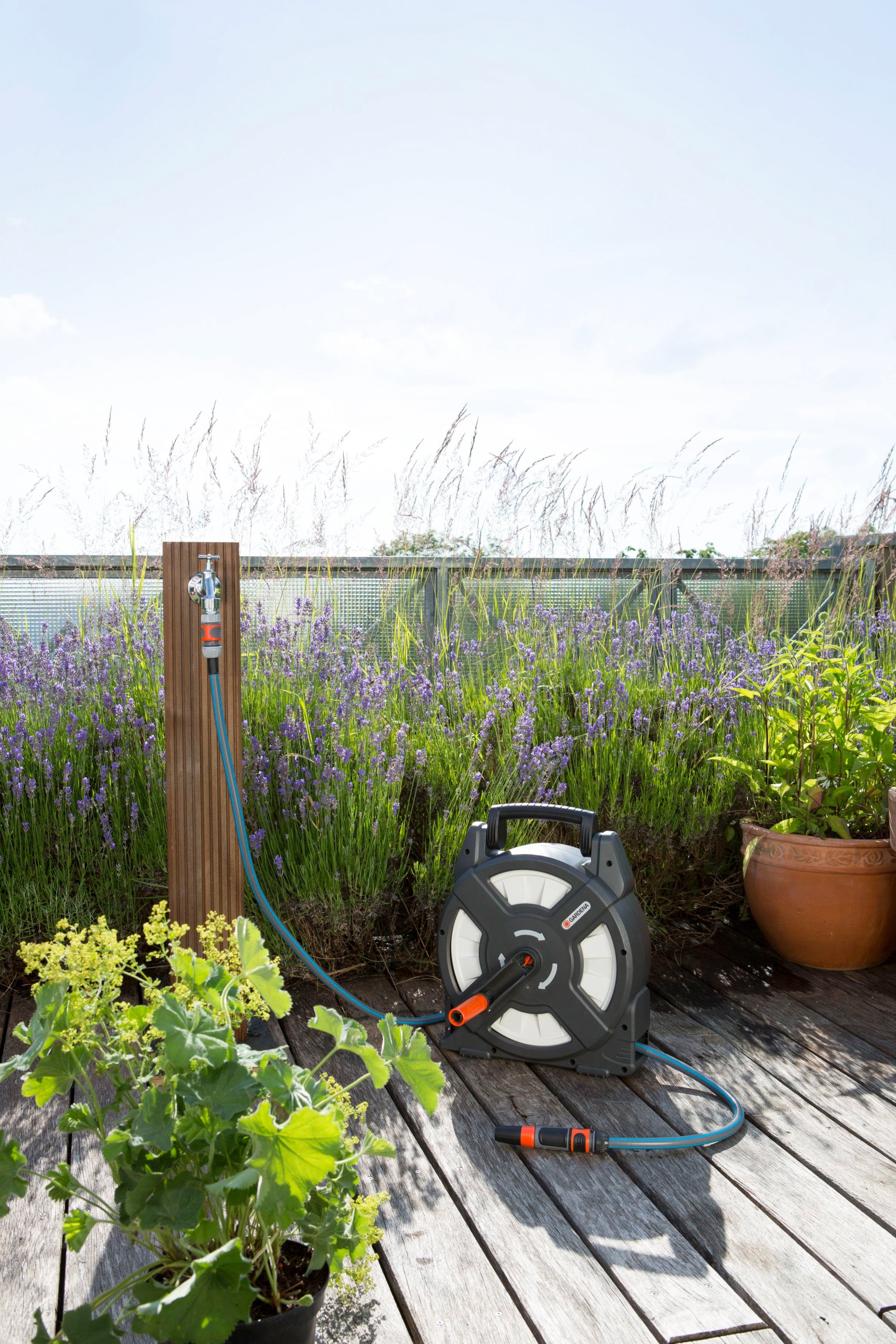 GARDENA Schlauchbox city gardening, 18400-20 (Set), mit 10 m Schlauch, Systemteilen und Spritze