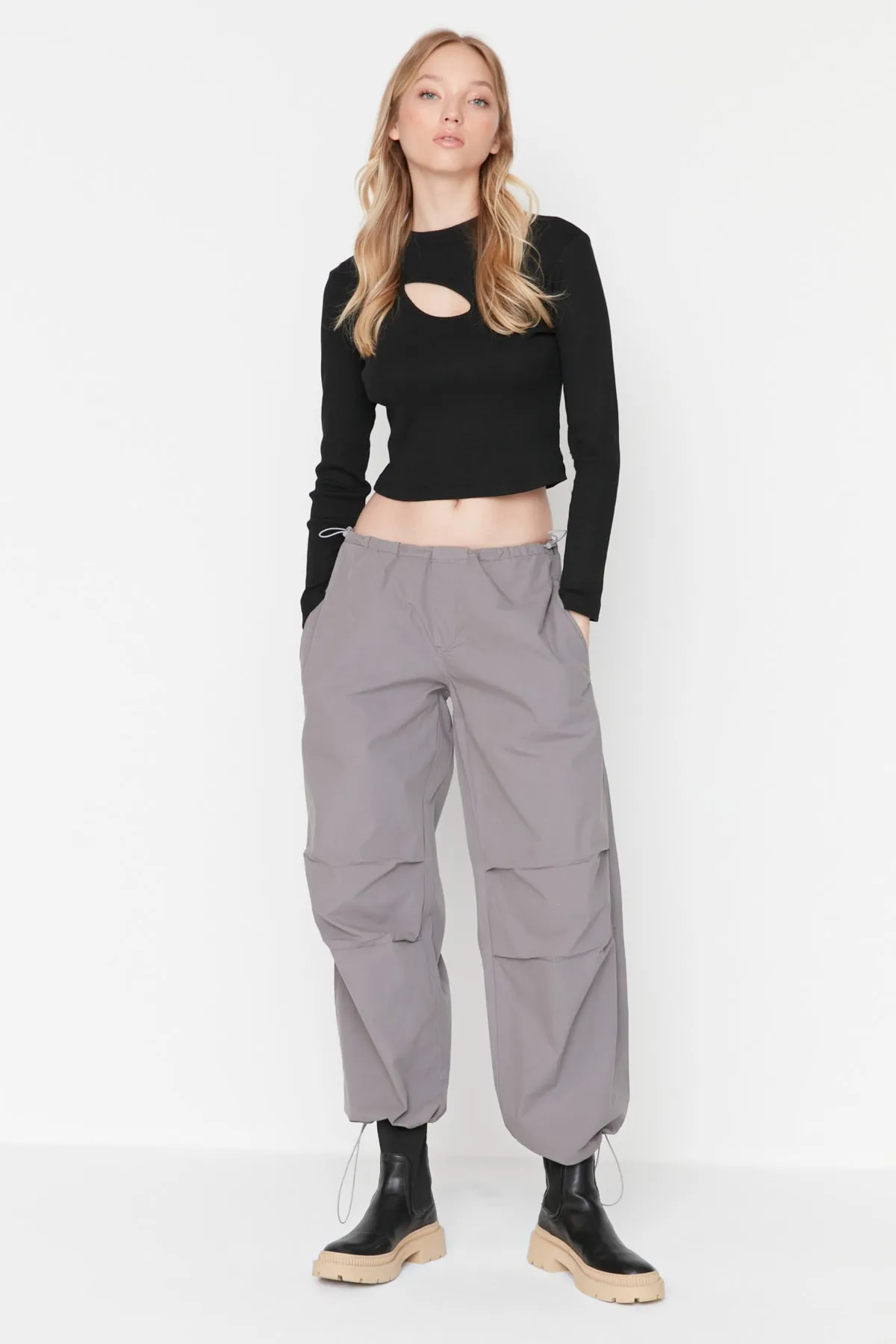 Trendyol Collection  Graue Fallschirmhose mit normaler Taille TWOAW23JE00738