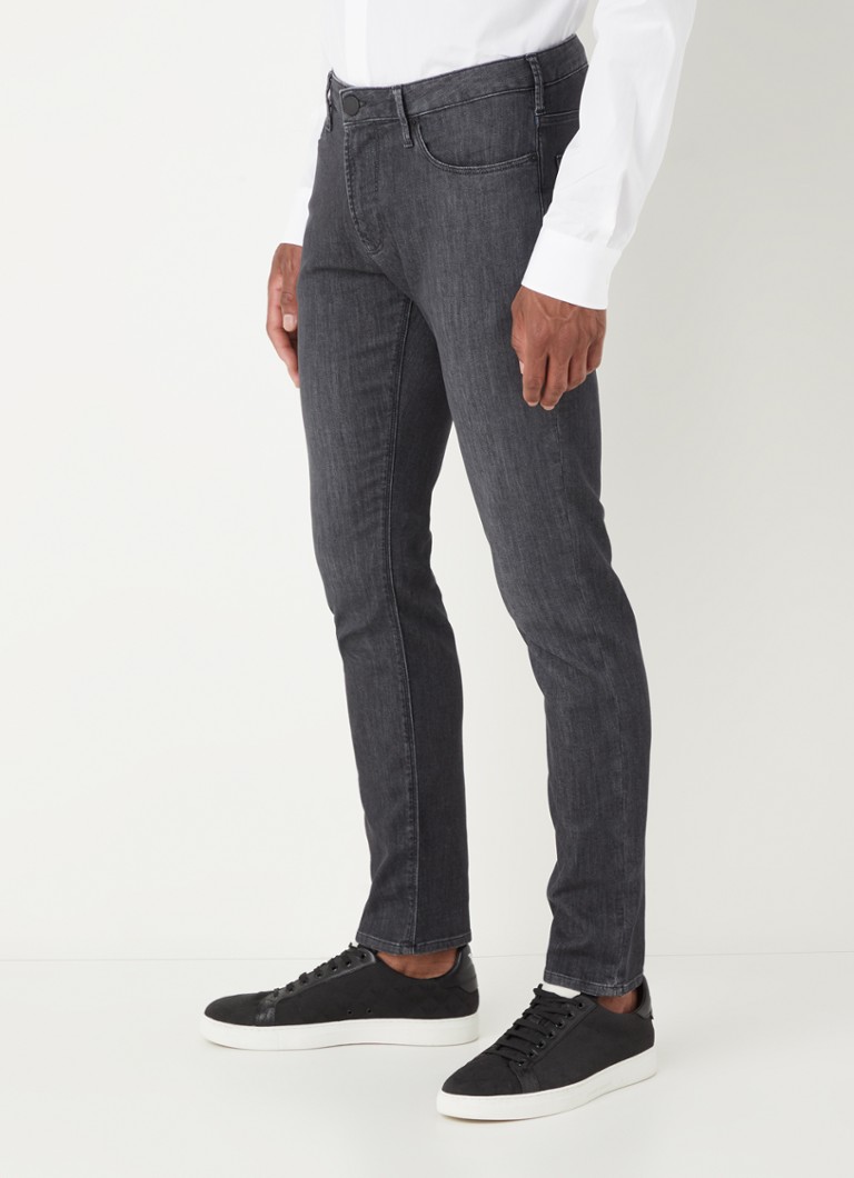 Jeansy o dopasowanym kroju marki Emporio Armani, w ciemnym kolorze, z elastycznego materiału.