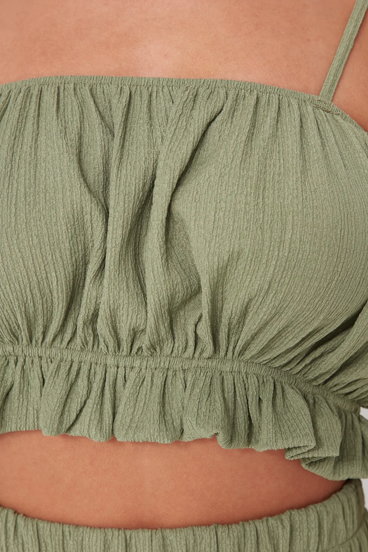 Trendyol Collection  Grünes gewebtes Rüschenblusen-Hosen-Set TBESS23AU00113