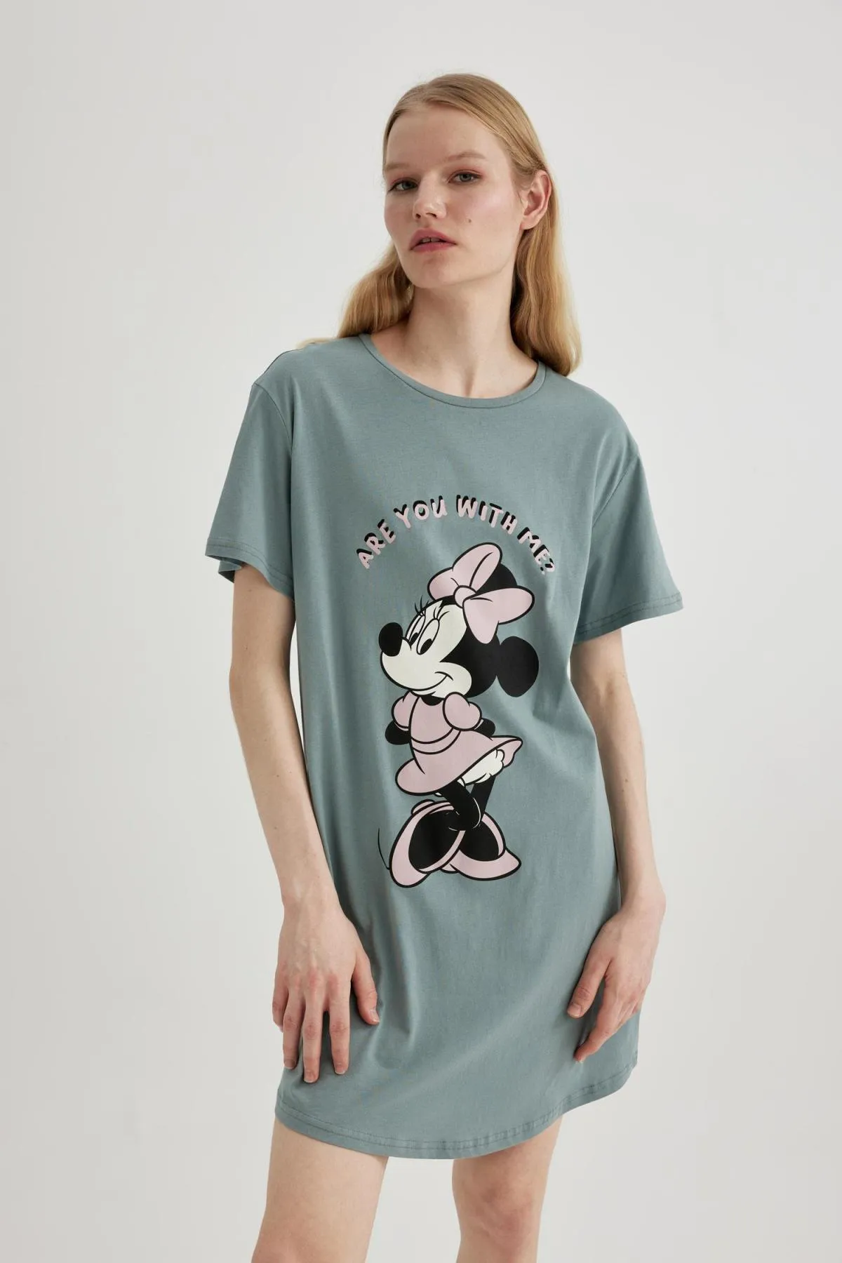 DeFacto  Fall In Love Disney Mickey & Minnie Nachthemd mit Rundhalsausschnitt und kurzen Ärmeln B6462ax24sp