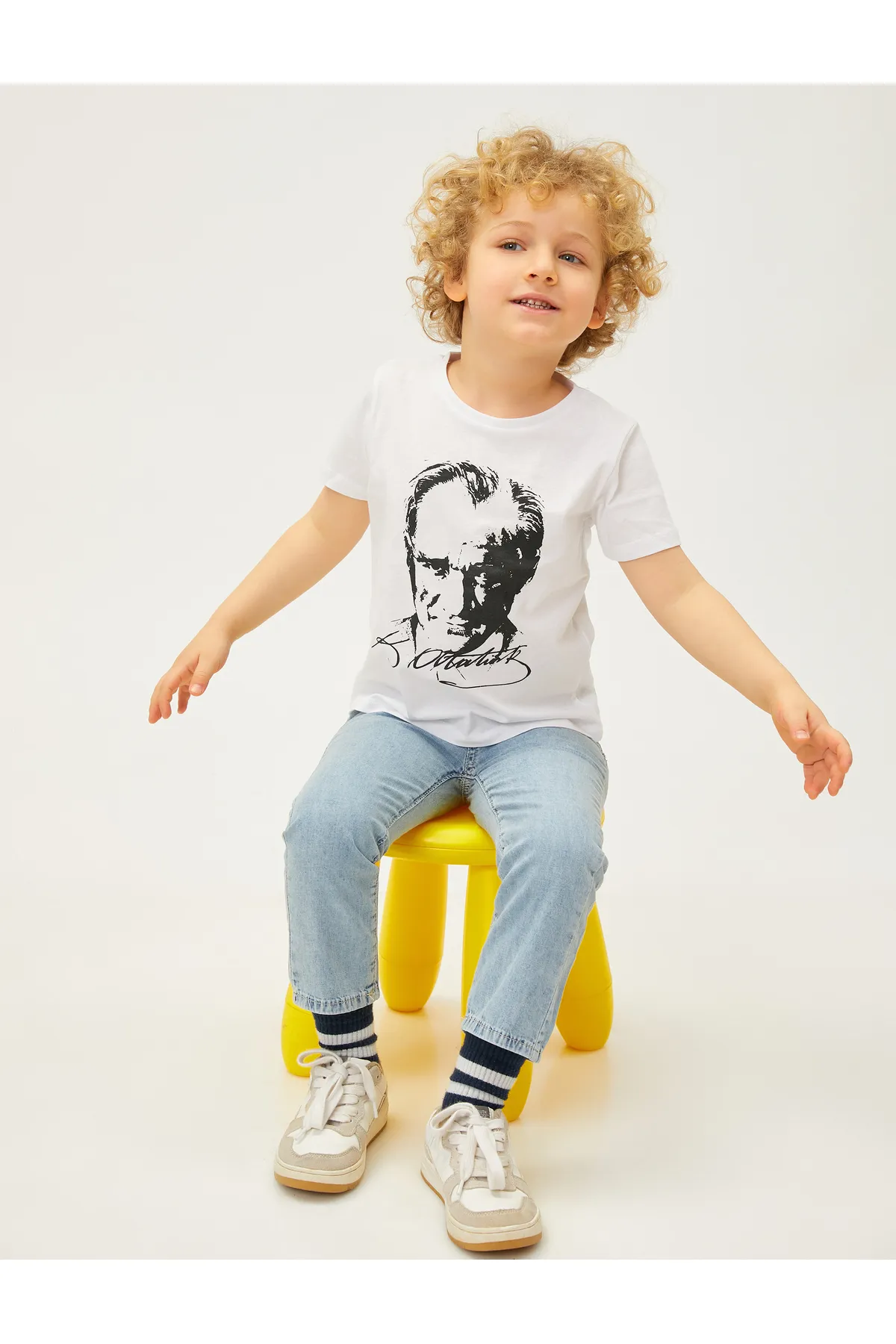Koton  Atatürk bedrucktes T-Shirt mit kurzen Ärmeln und Rundhalsausschnitt