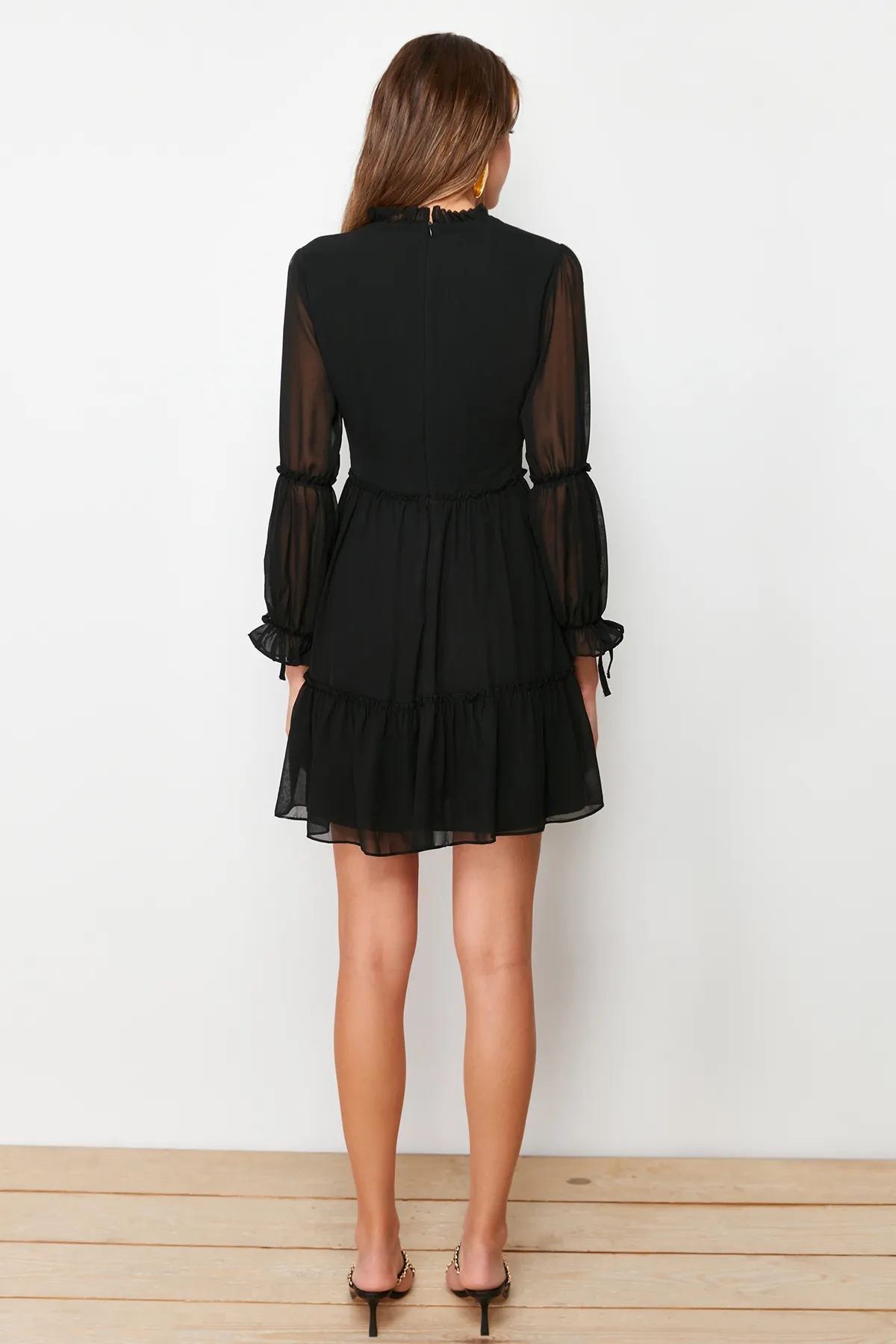 Trendyol Collection  Schwarzes, mit Taillenöffnung versehenes, gerafftes, gefüttertes Mini-Webkleid mit Stehkragen TWOAW20EL0345