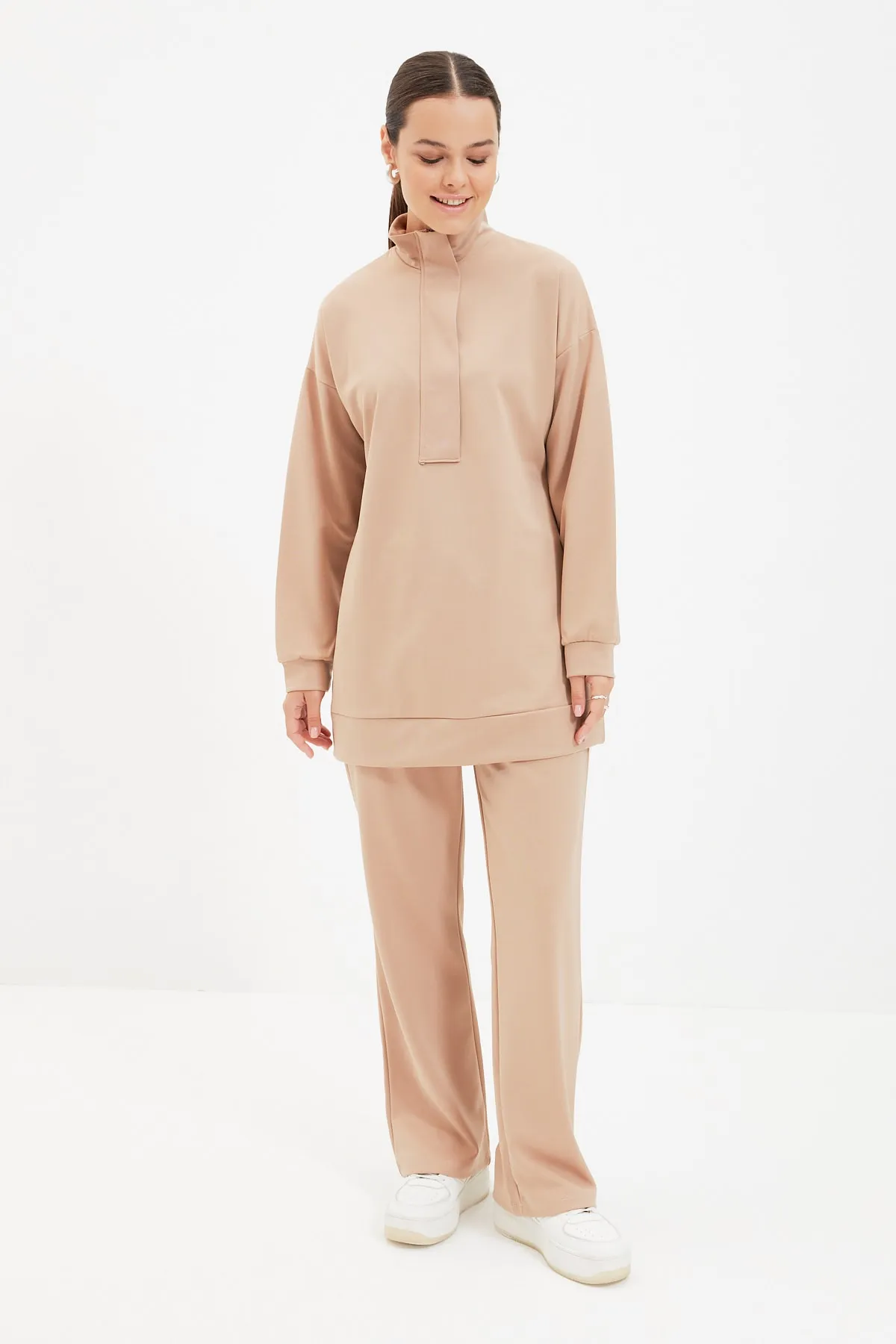 Trendyol Modest  Kamelfarbenes Strick-Trainingsanzug-Set mit Stehkragen TCTAW22EN0024