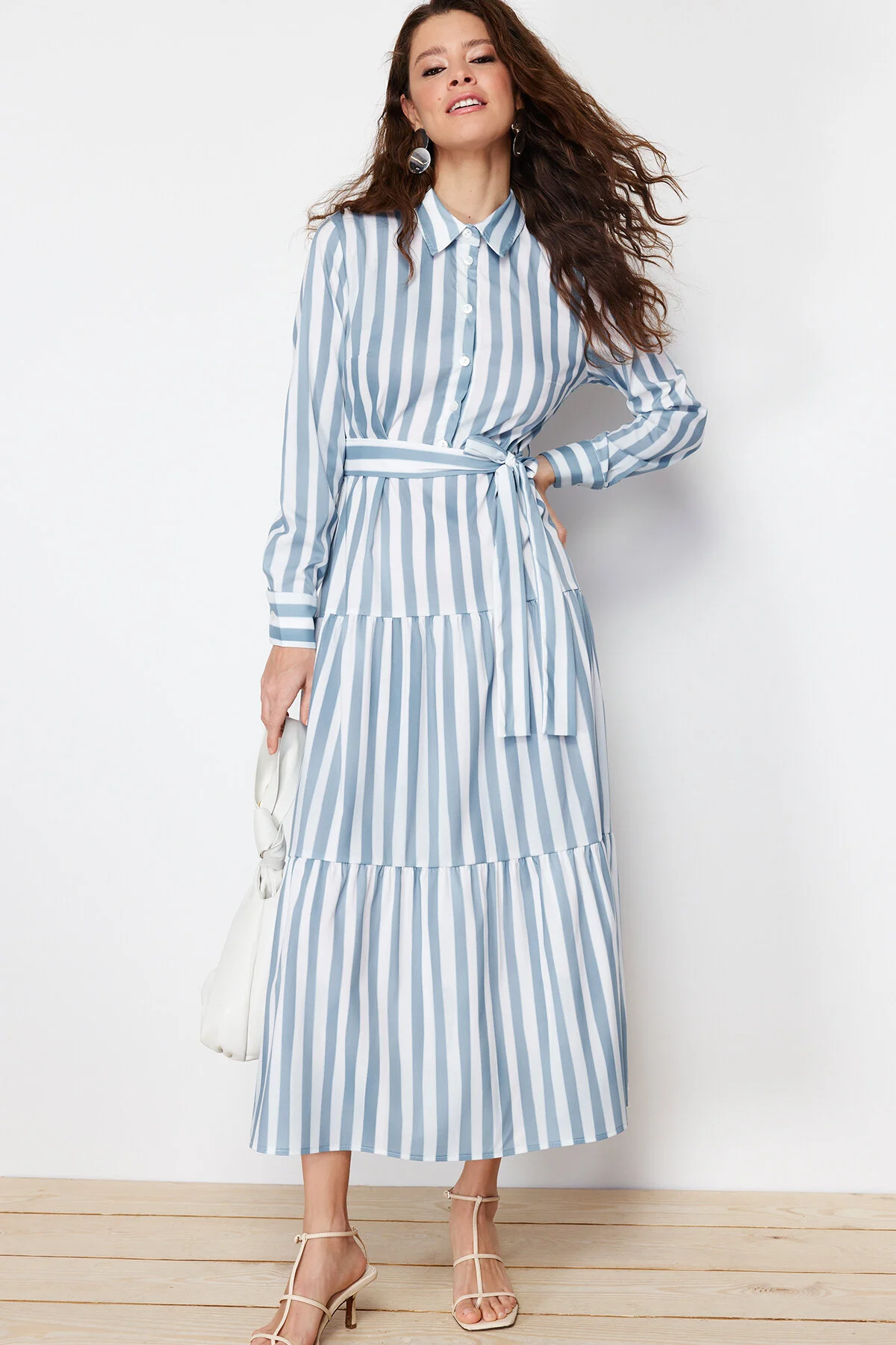Trendyol Modest  Blaues, gewebtes Kleid mit Hemdkragen und gestreiftem Gürtel TCTSS24EB00150