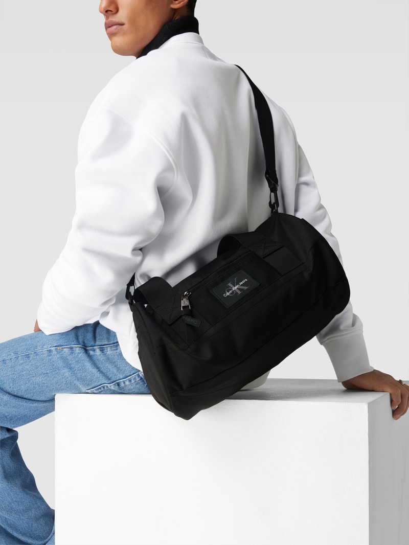 Sporttasche mit Label-Patch in schwarz