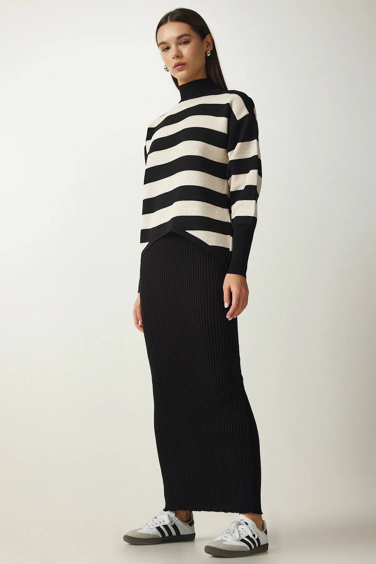 Happiness İstanbul  Schwarzer gestreifter Pulloverkleid-Strickanzug für Damen KG00008